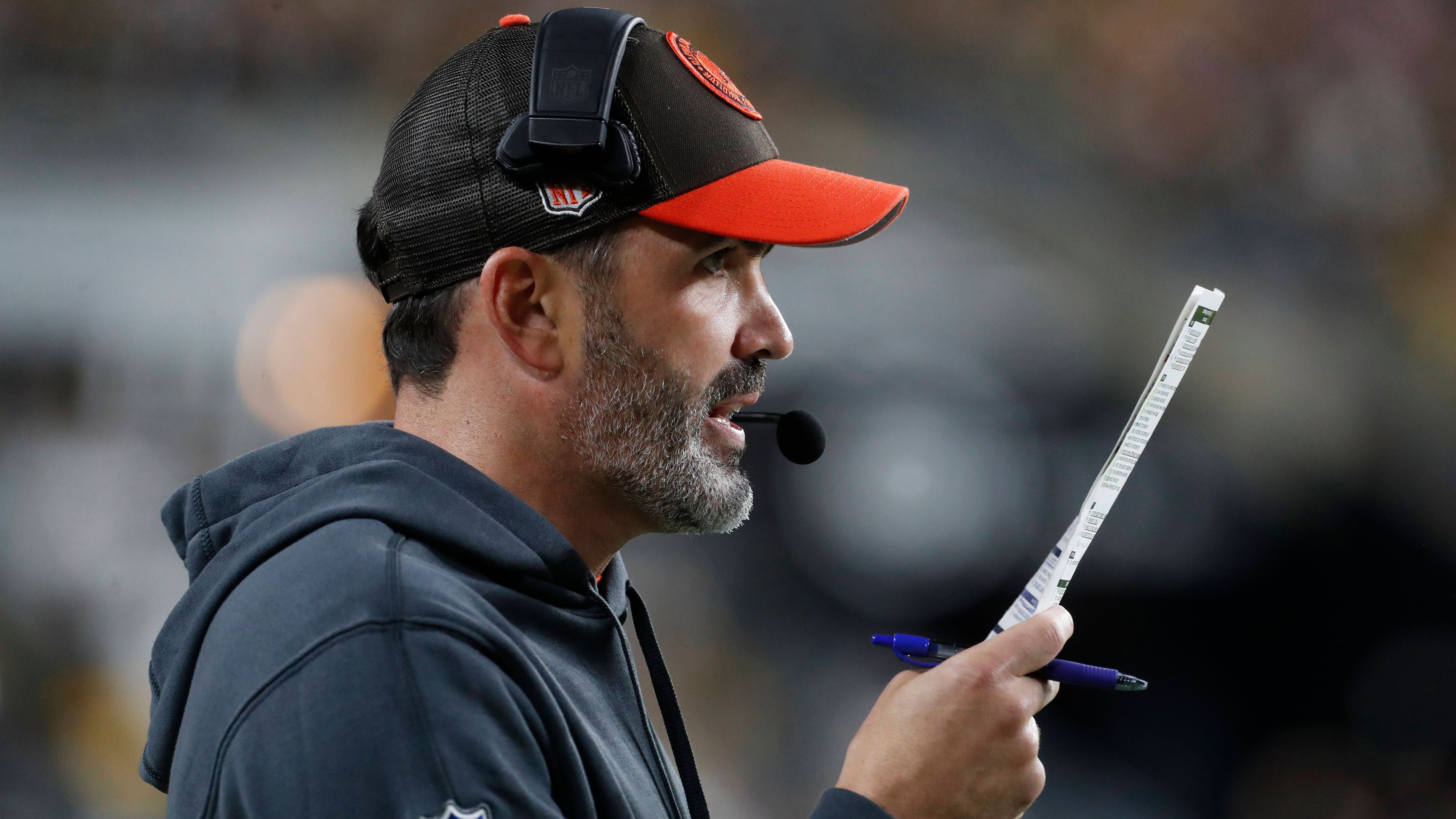 <strong>Kevin Stefanski (Cleveland Browns)</strong><br>Es war ein schwarzer Abend für Head Coach Kevin Stefanski und seine Cleveland Browns. Nicht nur verloren die Browns trotz Führung beim Divisionsrivalen Pittsburgh Steelers, sie verloren auch mit Nick Chubb den wichtigsten Offensivspieler mit einer schweren Knieverletzung.