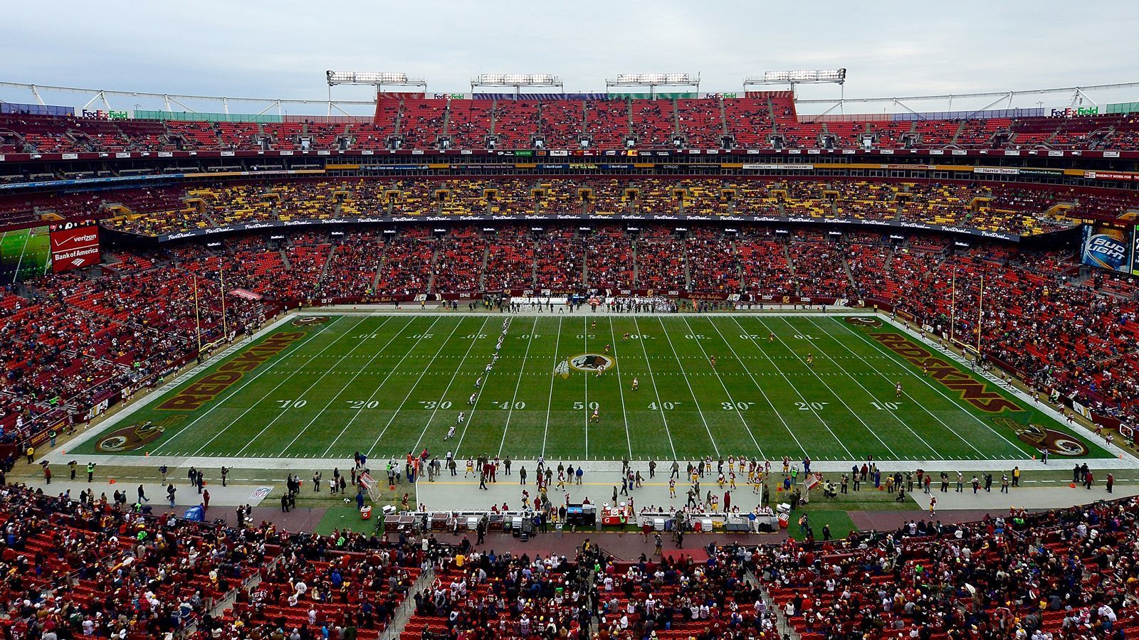 
                <strong>Platz 2: FedEx Field (82.000 Plätze)</strong><br>
                FedEx Field in Landover, Maryland. Eröffnet: 1997. Heimstadion des Washington Football Team.
              