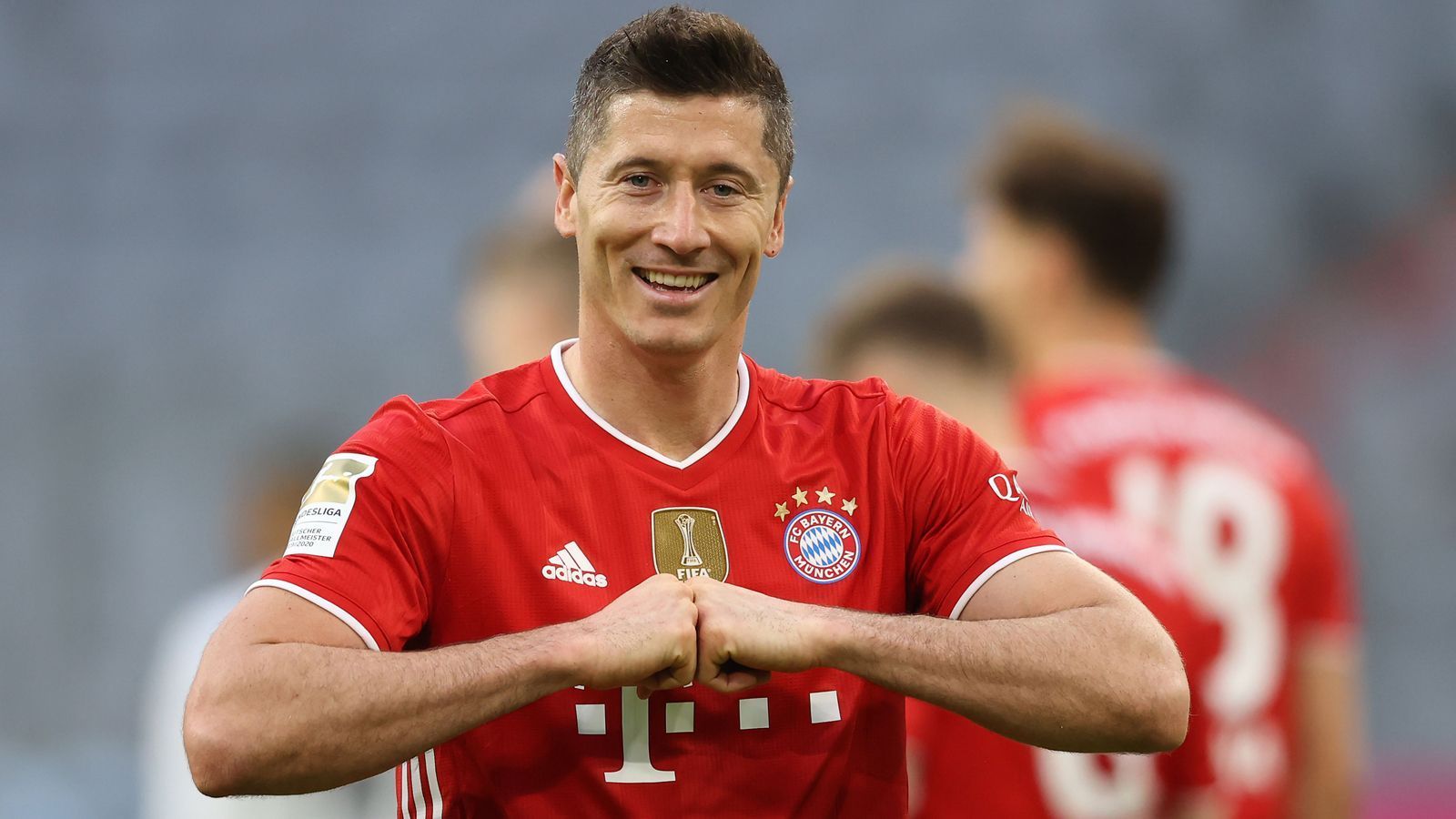 
                <strong>Angriff: Robert Lewandowski (FC Bayern München)</strong><br>
                Der treffsicherste Mann der Saison 2020/21 war einmal mehr - und wenig überraschend - Robert Lewandowski. Bereits am 33. Spieltag zog der Pole mit seinem 40. Saisontor mit dem langjährigen Bundesliga-Rekordhalter Gerd Müller gleich, beim 5:2 gegen Augsburg am 34. Spieltag erzielte Lewandowski dann sein 41. Tor und sicherte sich damit den alleinigen Rekord - möglicherweise einer für die Ewigkeit.
              