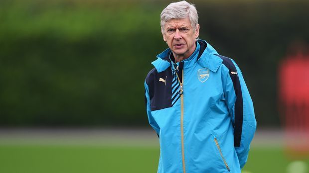 
                <strong>Arsene Wenger, Februar 1999</strong><br>
                Arsene Wenger, Februar 1999: Beim Stand von 1:1 im Pokal-Fight gegen Sheffield United spielt Arsenal-Neuzugang Kanu den Ball nicht zum Gegner zurück, nachdem der ihn absichtlich ins Aus geschossen hatte. Stattdessen leitet er den 2:1-Siegtreffer ein. Wenger besteht nach Abpfiff auf ein Wiederholungsspiel. 
              