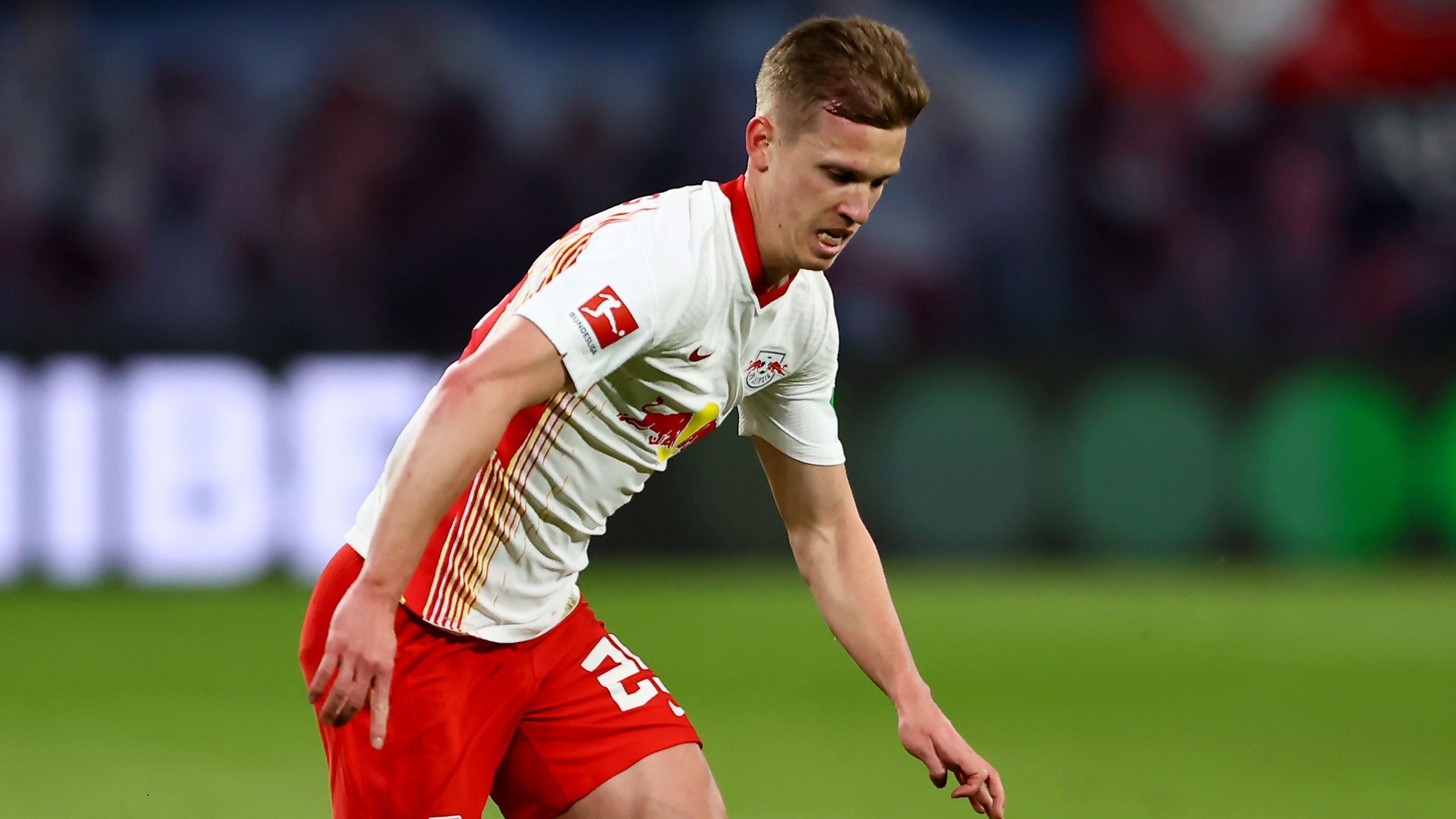 
                <strong>GEPLATZT: Dani Olmo von RB Leipzig zum FC Barcelona </strong><br>
                Wie die "Mundo Deportivo" bereichtet, sollen die "Blaugrana" auf den letzten Drücker mit einem Angebot für Dani Olmo von RB Leipzig gescheitert sein. Dem Bericht zu Folge boten die finanziell arg gebeutelten Katalanen eine Leihe mit Kaufverpflichtung im kommenden Sommer über 75 Millionen Euro inklusive Boni. Mit dem Spieler hätte demnach bereits Einigung auf einen Fünfjahresvertrag bestanden. Die Leipziger sollen aber sofort auf die Ablöse bestanden haben. "Sky" geht noch einen Schritt weiter und dementiert, dass RB den Offensivspieler überhaupt in dieser Transferperiode ziehen lassen wollte.
              