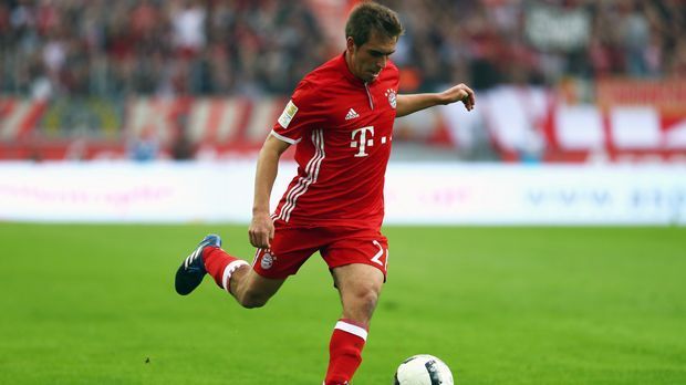 
                <strong>Rechter Verteidiger - Philipp Lahm</strong><br>
                Rechter Verteidiger - Philipp Lahm (379 Bundesliga-Spiele für den VfB Stuttgart und den FC Bayern München, 14 Tore)Erfolge: 7x Deutscher Meister, 6x DFB-Pokalsieger, 1x Champions-League-Sieger, 1x Sieger FIFA Klub-WM, 1x Weltmeister
              