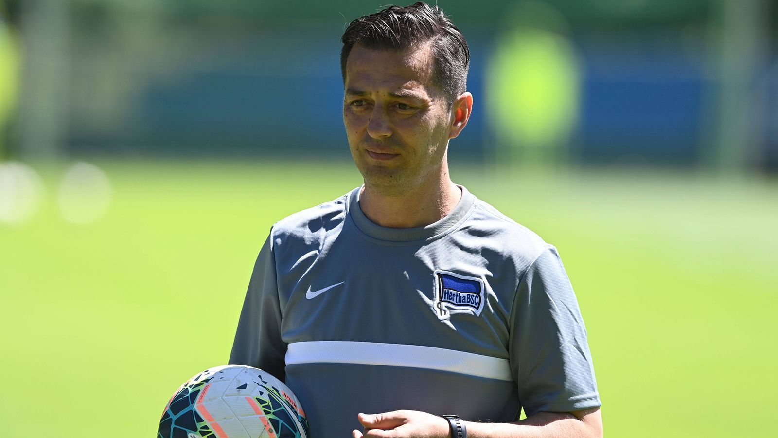 
                <strong>Ante Covic (Hertha BSC II/Regionalliga Nordost)</strong><br>
                Bereits in seine zweite Ära als Trainer von Herthas Regionalliga-Amateuren geht Ante Covic bei den Berlinern. Nach seinem ersten Engagement von 2013 bis 2019 und dem anschließenden, glücklosen Aufstieg zum Coach der ersten Mannschaft kehrte der 45-Jährige erst kürzlich zurück zum Hauptstadt-Klub. Dort soll der frühere Hertha-Profi (80 Einsätze für die Berliner als Aktiver) künftig wieder die Talente des Klubs in der Regionalliga Nordost auf die Herausforderung Bundesliga vorbereiten. Unter Covic reiften einst schon heutige Hertha-Stars wie Jordan Torunarigha oder Maximilian Mittelstädt in der zweiten Mannschaft. "Ich freue mich sehr, zurück auf der Trainerbank bei Hertha BSC zu sein. Für mich ist der Klub eine Herzensangelegenheit", sagte Covic über seine Rückkehr. 
              