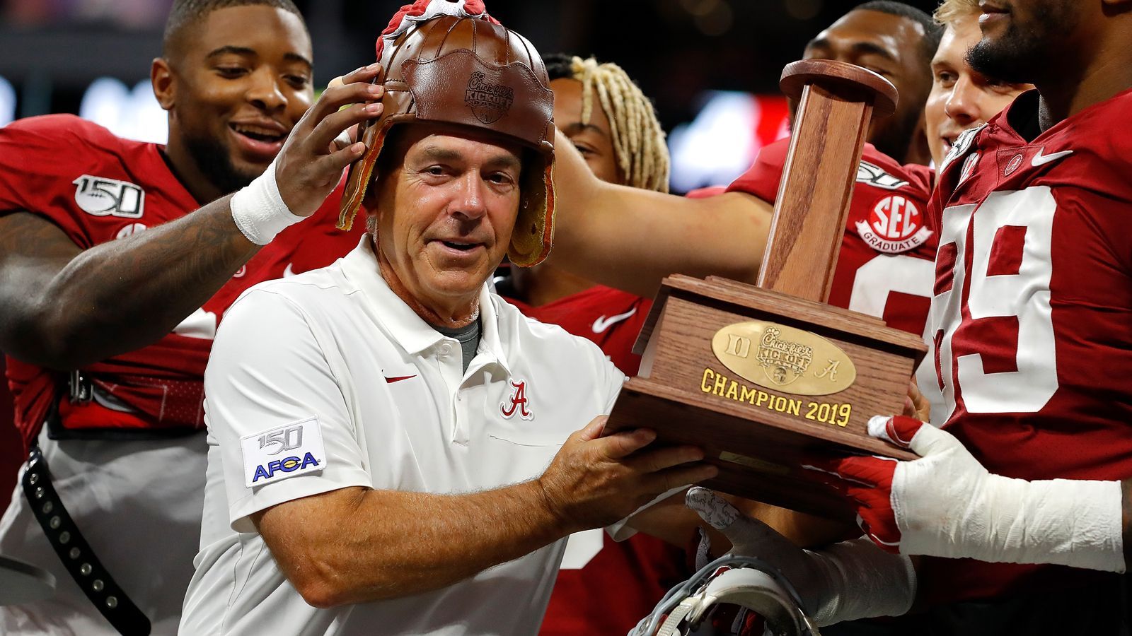 <b>Meisten National Championships in der Alabama-Zeit</b><br>In seinen 17 Jahren holte Saban sechs mal die National Championship mit der Crimson Tide-Truppe. Drei Mal vor der College-Football-Playoff-Ära (2009, 2011 und 2012) und drei Mal in der CFP-Ära (2015, 2017 und 2020). Zudem neun Conference-Titel. Vorher gewann er sogar mit LSU auch eine National Championship.