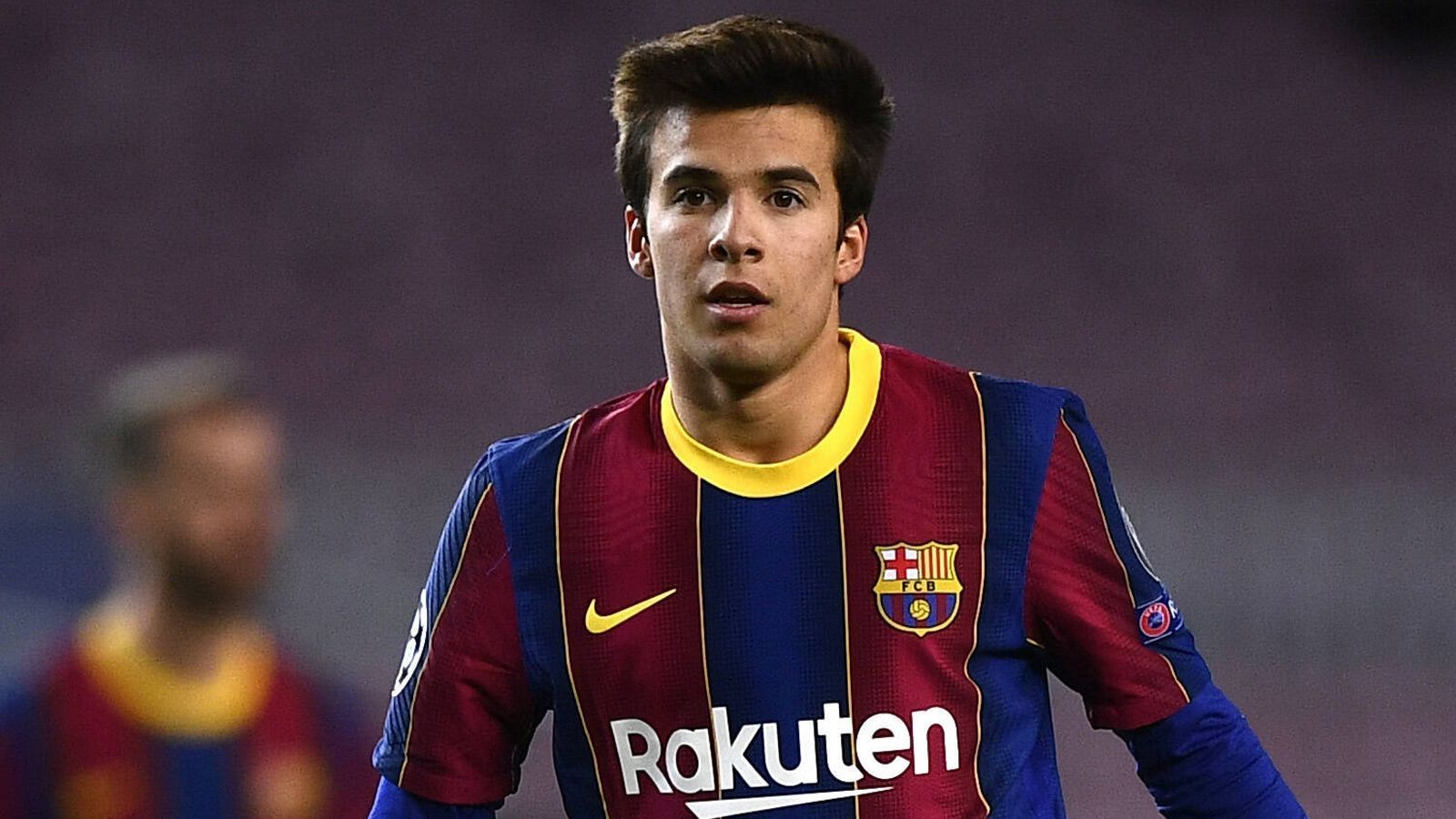 
                <strong>Riqui Puig</strong><br>
                Der 21-jährige Riqui Puig entsprang dem eigenen Nachwuchs von Barcelona und galt lange als Ausnahmetalent. Der Mittelfeldspieler ist unter Koeman allerdings ein Bankdrücker, kam in 16 Ligaspielen insgesamt nur vier Minuten zum Einsatz. Sein Vertrag endet zwar im kommenden Sommer. Allerdings besitzt der Verein eine Option für weitere zwei Jahre. Etwa 20 Millionen Euro beträgt angeblich sein Marktwert.
              