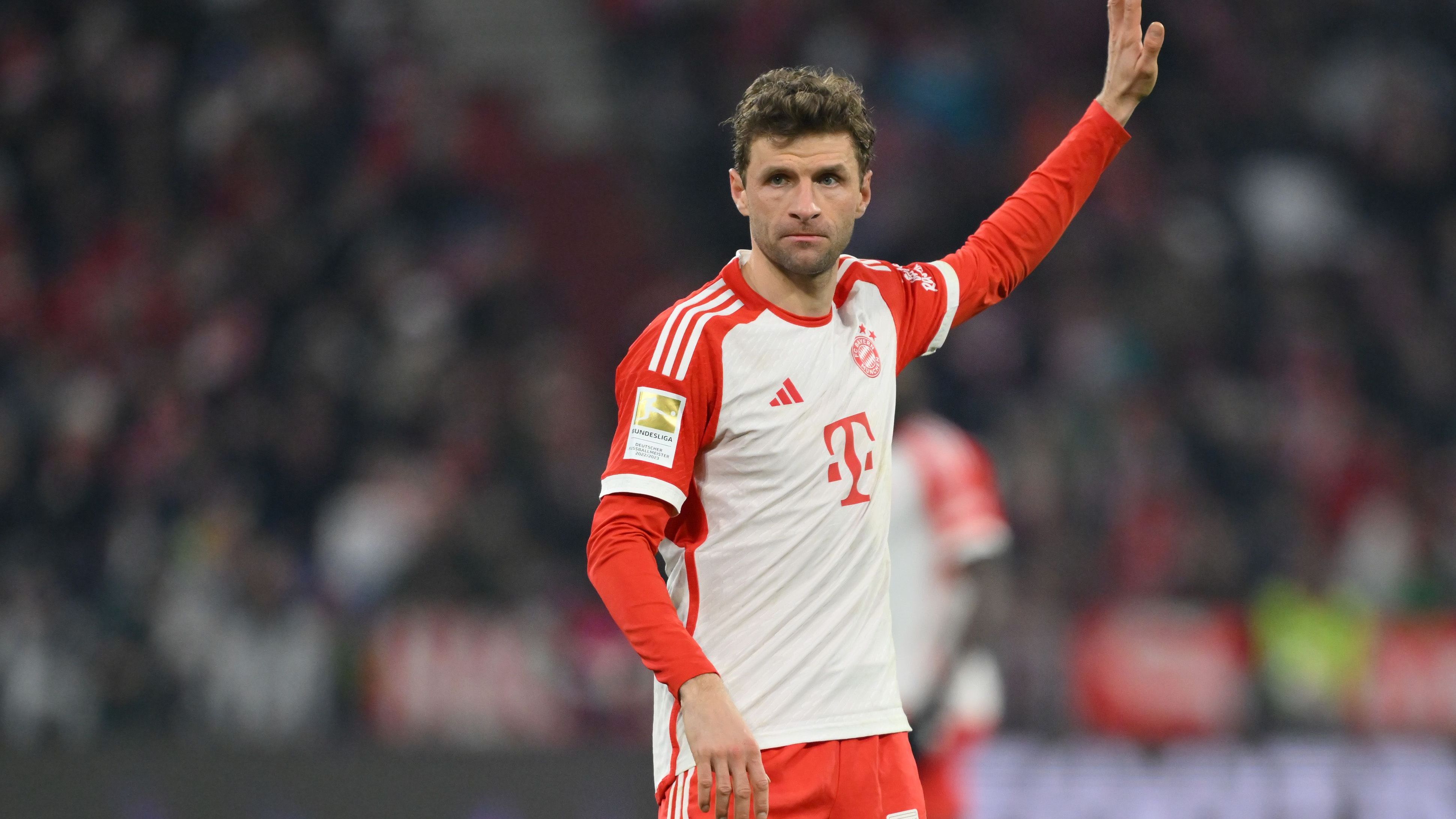 <strong>Thomas Müller (FC Bayern München)</strong><br>Thomas Müller zu Manchester United? Aus mehreren Gründen erscheint diese Idee völlig wild. Zum einen, weil die Bayern-Ikone erst kürzlich ihren Vertrag in München bis 2025 verlängert hat. Zum anderen, weil Müller 34 Jahre alt und kein Stammspieler mehr ist. Für das angeschlagene United wäre er aber definitiv eine Verstärkung - auch wenn ein Transfer quasi ausgeschlossen ist.