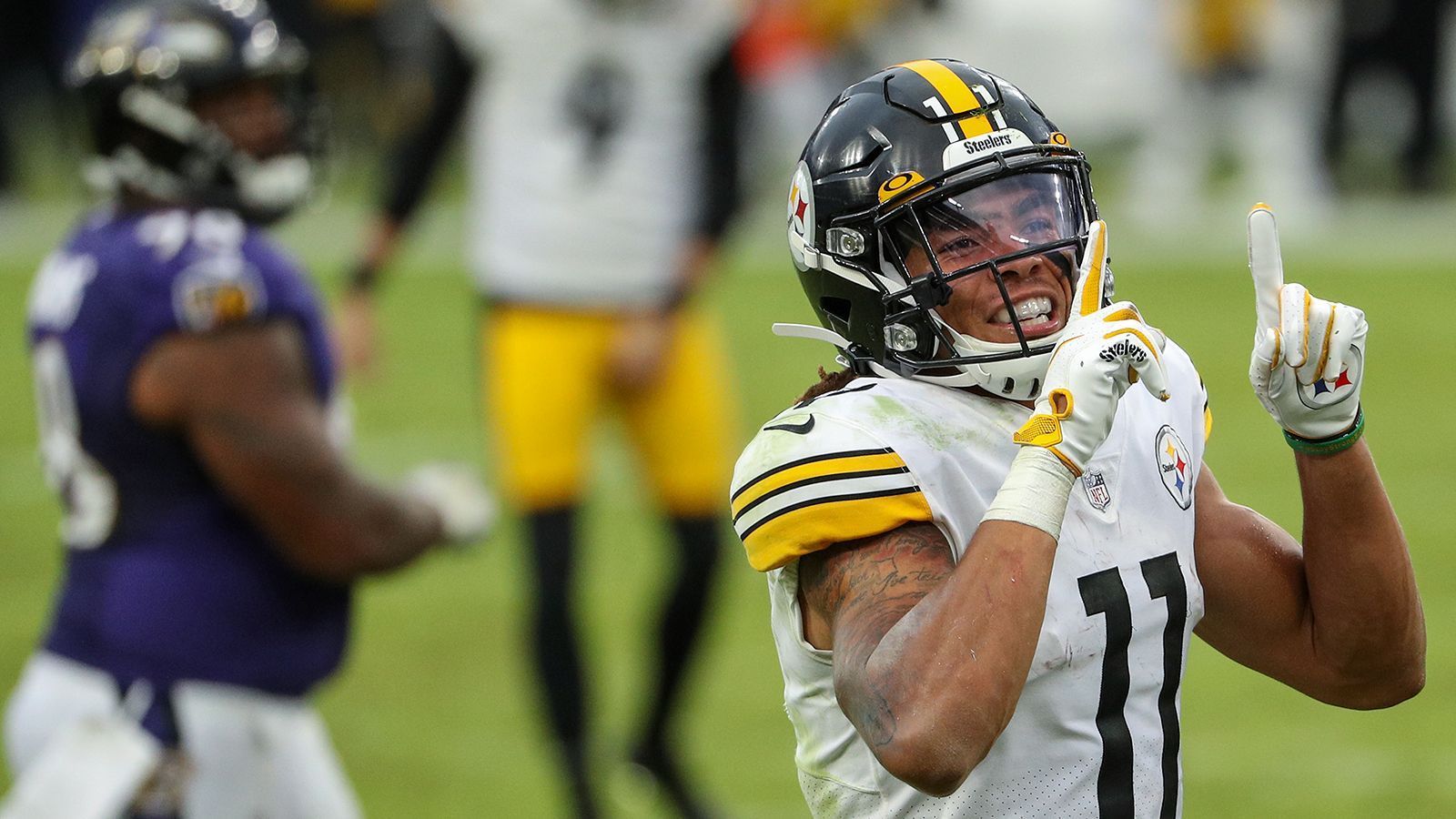 
                <strong>Rookie-Receiver sorgt für Aufsehen</strong><br>
                Was der 22-jährige Kanadier in seinen ersten NFL-Spielen auf den Rasen gebrannt hat, war schier unglaublich. 375 Receiving Yards, fünf Touchdowns und das bei nur 23 Receptions. Im Vergleich: Top-Receiver DeAndre Hopkins (Arizona Cardinals) führt die Liga mit 704 Yards an, hat den Ball aber auch schon 57 Mal gefangen. Rechnet man Claypools Zahlen hoch, muss man schon große Augen machen. Dabei war Claypool im nur ein Zweitrundenpick und der 49. Pick überhaupt im diesjährigen Draft.
              