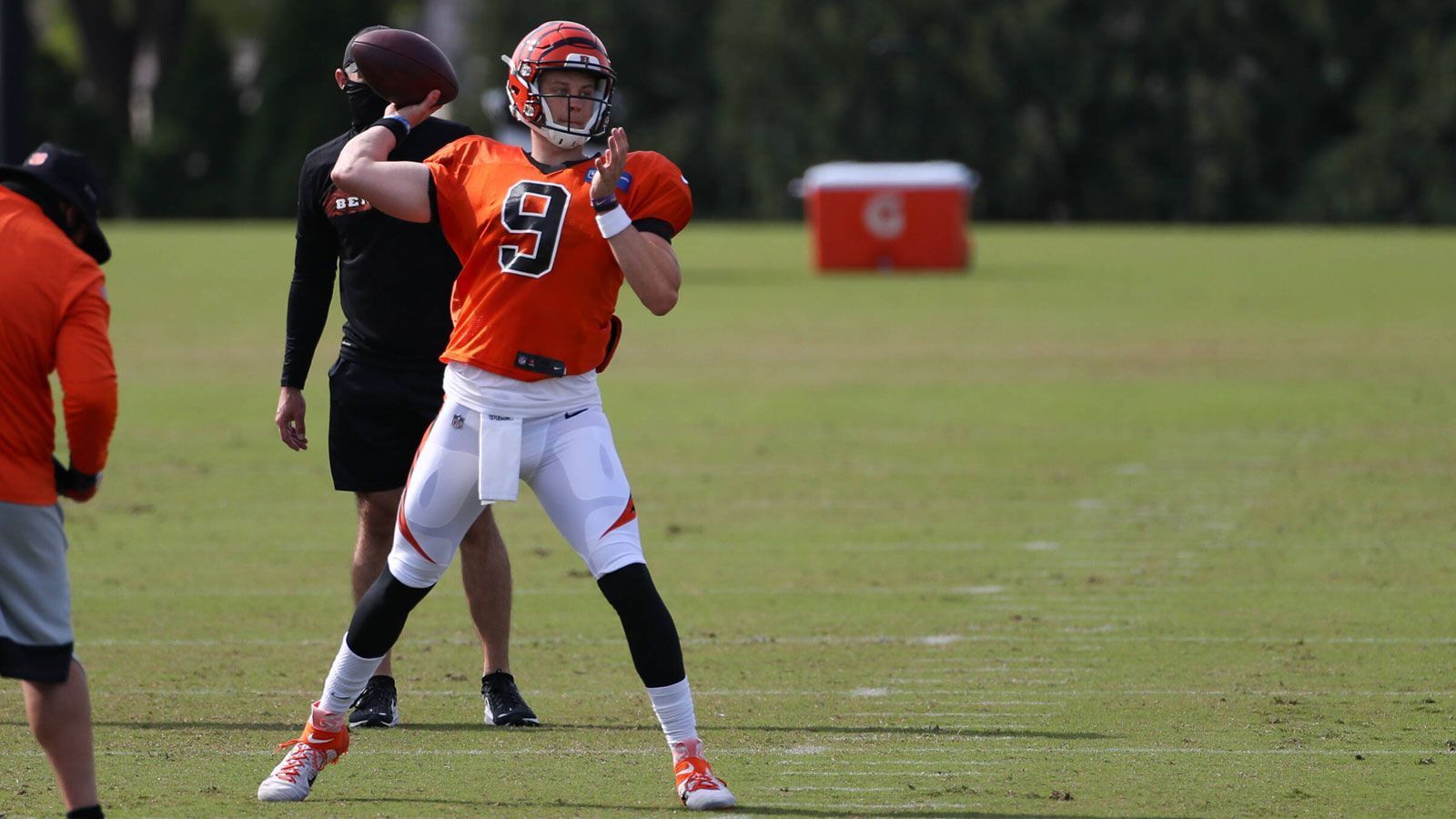 
                <strong>Joe Burrow (Cincinnati Bengals - Quarterback)</strong><br>
                Kaum ein Rookie hat in dieser Saison so viel Druck wie der erste Pick im diesjährigen Draft, Joe Burrow. Bisher scheint der Quarterback mit dem Druck gut umgehen zu können, in einem ersten Trainingsspiel brachte er alle sechs Pässe an den Mann und schloss den Drive mit einem Touchdown ab. Die Zukunft sieht rosig aus für die Cincinnati Bengals.
              