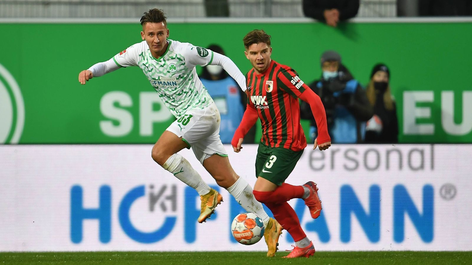 
                <strong>Die schlechtesten Hinrunden-Teams der Bundesliga-Geschichte</strong><br>
                Mit Greuther Fürth steht ein Verein mit einem historisch schlechten Ergebnis nach der Hinrunde  am Tabellenende. Nur eine Mannschaft in der Bundesliga-Geschichte sammelte in der ersten Saisonhälfte weniger Zähler als die Franken, ganze 16 weitere Mannschaften blieben in Sachen Punkte zum gleichen Zeitpunkt ebenfalls einstellig. Retten konnte sich bisher am Ende: genau eine Mannschaft. ran zeigt euch die schlechtesten Hinrunden-Teams der Bundesliga-Geschichte. (Stand: 20.12.2021) 
              