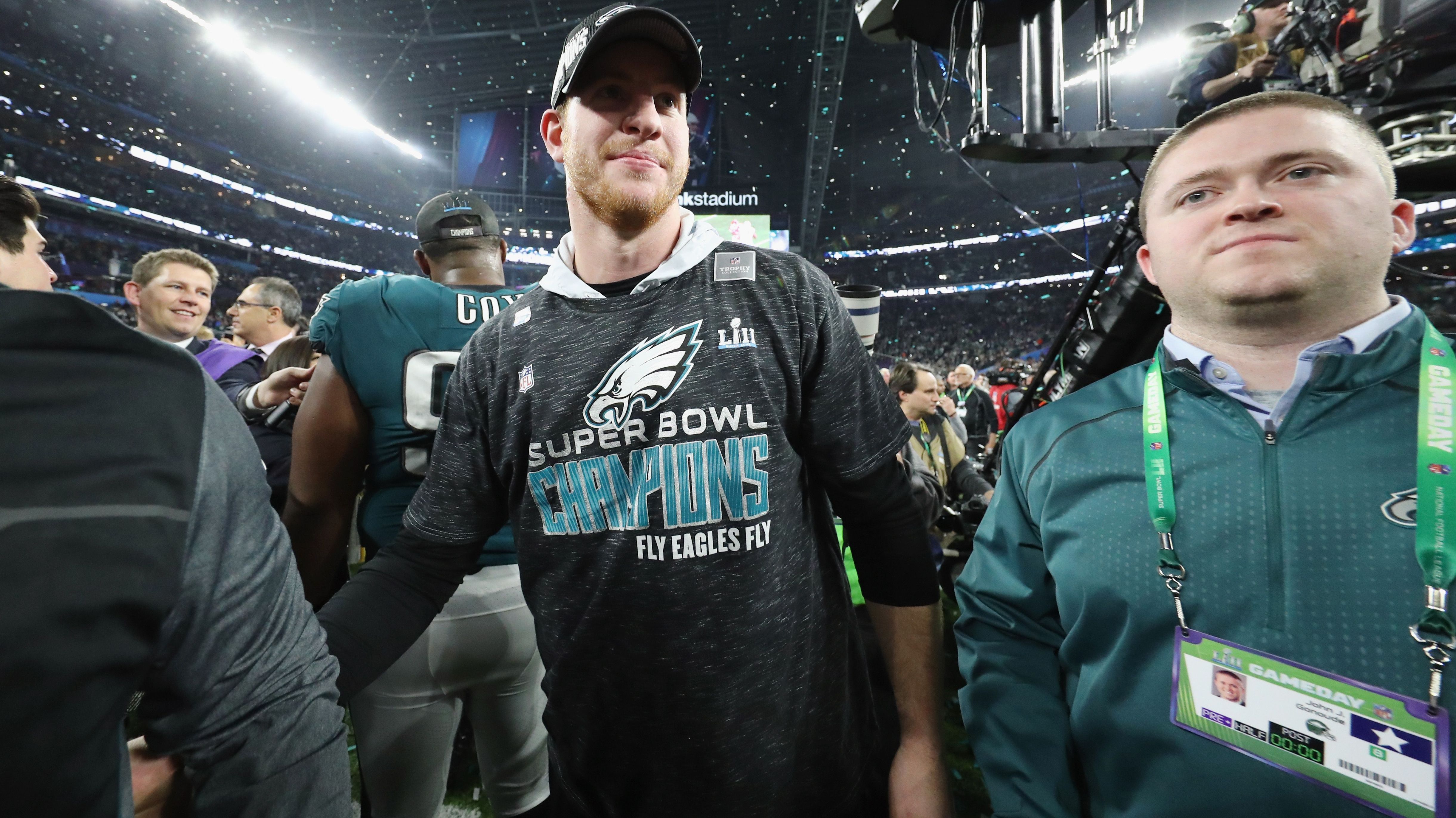 <strong>Performance</strong><br>Wentz (Foto) führte die Eagles in der Saison 2017 mit einer Bilanz von 11-2 in Richtung Playoffs, verletzte sich dann aber. Super-Bowl-Sieger darf er sich aber natürlich trotzdem nennen, auch wenn Nick Foles die restlichen Partien spielte. Goff erreichte mit den Lions in der vergangenen Spielzeit das Championship Game. Lynch startete nur zwei Jahre für die Broncos und wurde dann entlassen.