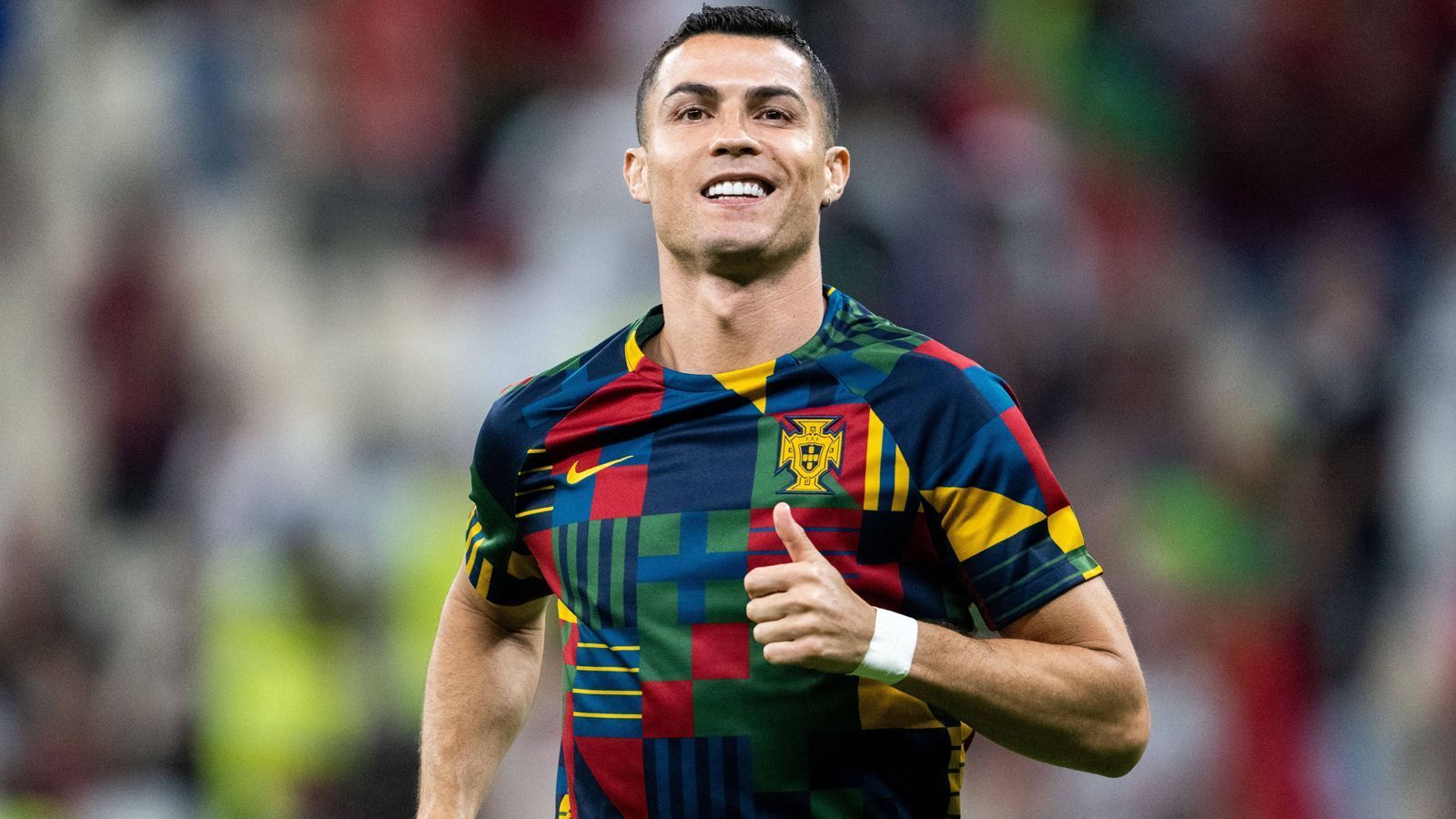 
                <strong>Cristiano Ronaldo gegen Uruguay: Sperenzchen, Flitzer, Achtelfinale!</strong><br>
                Der wilde und etwas glückliche Auftaktsieg gegen Ghana hatte aber ganz offensichtlich eine Menge Last von den Schultern genommen. Doch der war natürlich schon längst abgehakt – gegen Uruguay wollte Portugal nachlegen.
              