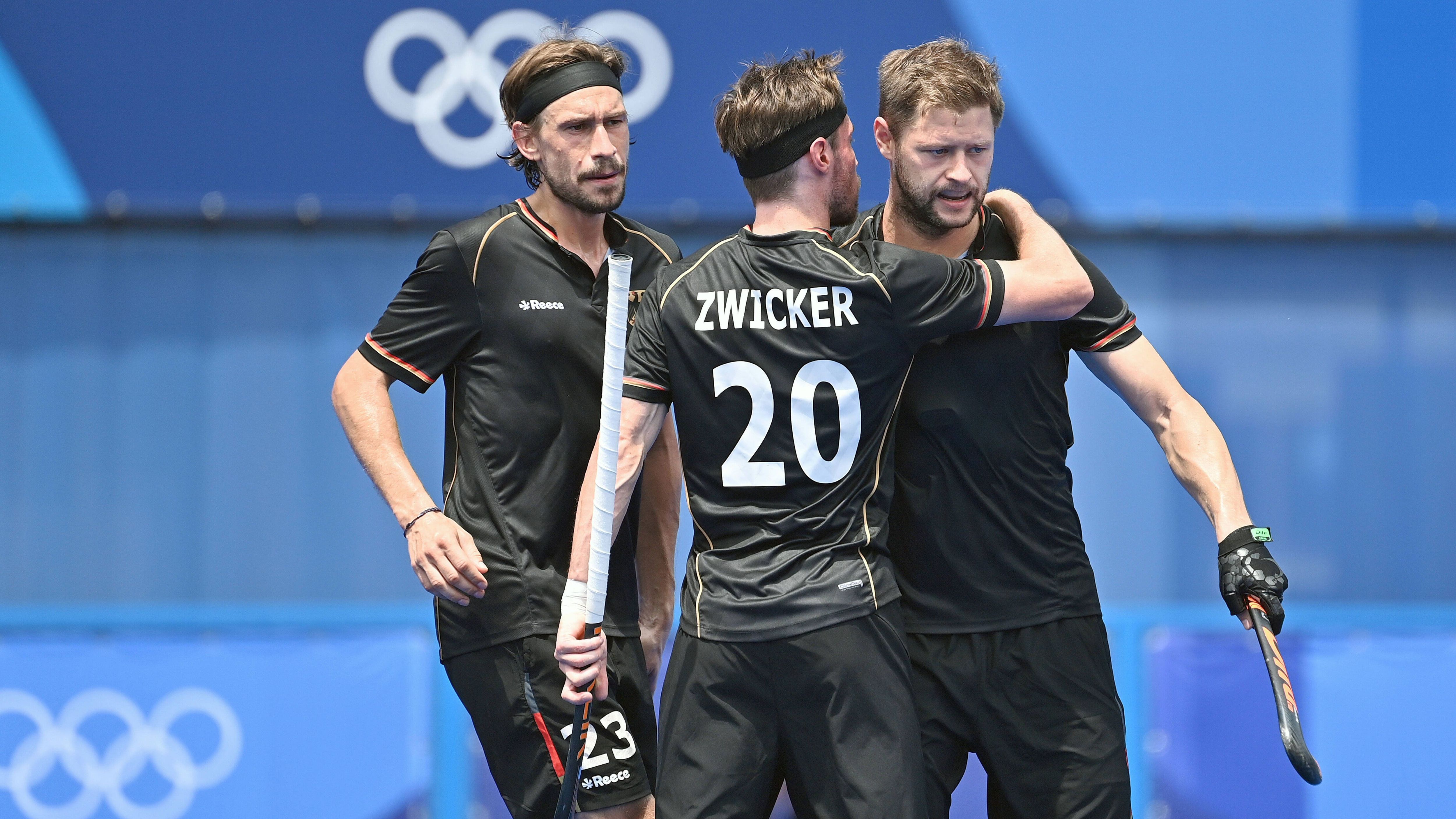 
                <strong>Hockey, Herren</strong><br>
                Nachdem die deutschen Hockey-Herren in der Gruppenphase bereits den Angstgegner aus den Niederlanden geschlagen haben, zeigte das Team von Trainer Kais al Saadi auch im Viertelfinale eine bärenstarke Leistung. Gegen den amtierenden Oympiasieger aus Argentinien fuhr Deutschland einen souveränen 3:1-Sieg ein und steht nun im Halbfinale gegen Australien (Dienstag, 3. August, 12:00 Uhr). Sollte das deutsche Team auch dort bestehen, geht es für unsere Bronzemedaillen-Gewinner von 2016 entweder gegen Indien oder Belgien. Anstoß für das olympische Finale ist am Donnerstag um 12:00 Uhr. 
              