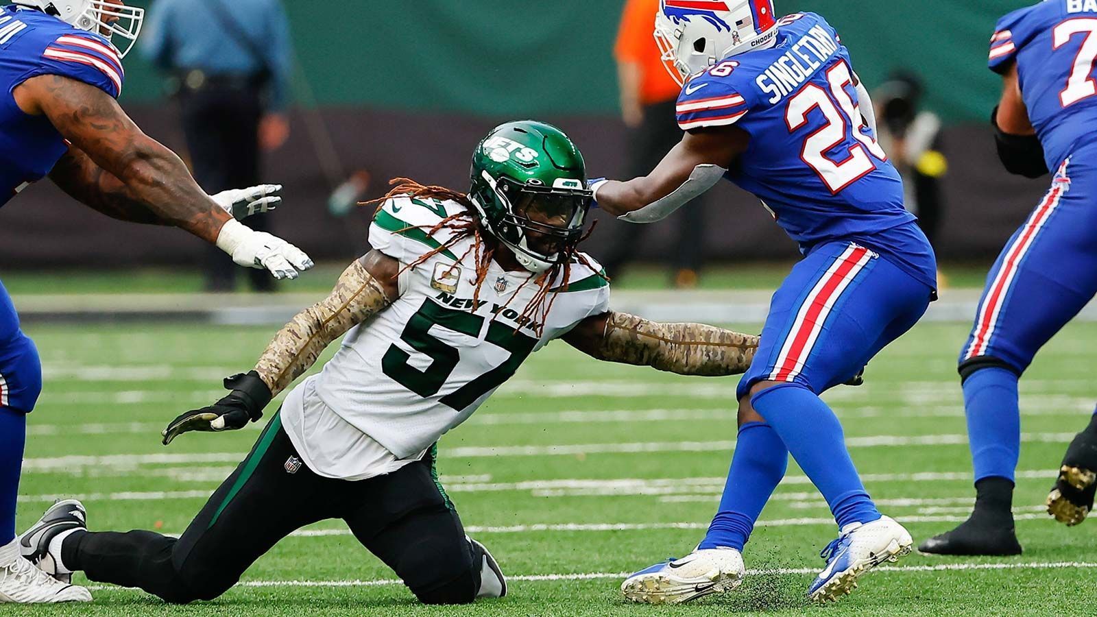 
                <strong>New York Jets - C. J. Mosley Jr.</strong><br>
                Der Wunsch von Aaron Rodgers, für die New York Jets zu spielen, kommt mit einem Nachteil für das Team: sein Cap Hit von über 31 Millionen Dollar in der kommenden Saison. Auch wenn die Jets in einem Trade mit den Green Bay Packers Spieler abgeben, werden bei einem Cap Space von nur knapp zehn Millionen Dollar Entlassungen nötig sein. Trotz einer All-Pro-Saison könnte C. J. Mosley Jr. zu den Opfern zählen, da er New Yorks bisheriger Top-Verdiener ist.&#x2022; Vor dem 1. Juni<br/><br>&#x2022; Nach dem 1. Juni<br/><br>
              