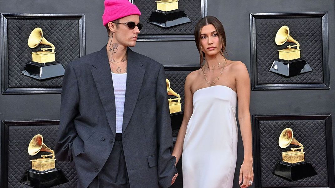 Justin Bieber und Hailey Bieber bei den vorangegangenen Grammy Awards in Las Vegas 2022 – der kanadische Popsänger stand bereits in seinen Kindheitsjahren auf der großen Bühne.