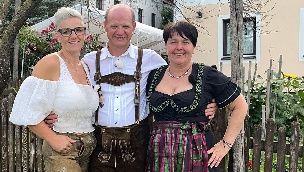 Martin ist leidenschaftlicher Tänzer in einer Volkstanzgruppe. Die Hofdamen haben sich schon einmal ins Dirndl geworfen.