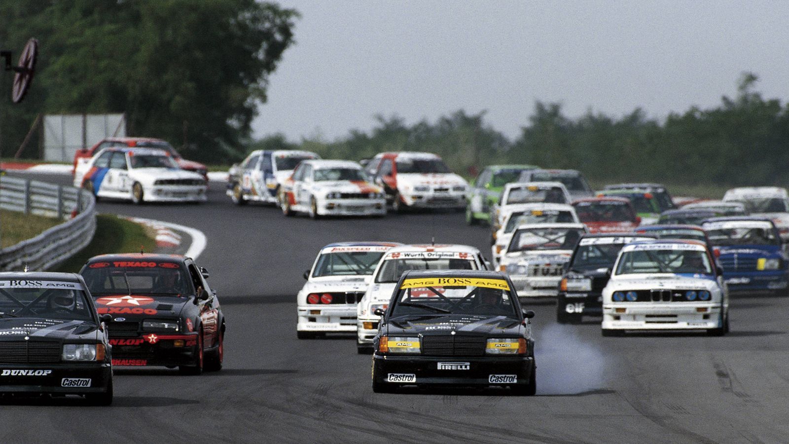 
                <strong>Volle Startaufstellung</strong><br>
                2023 stehen 28 Autos in der Startaufstellung - bei weitem nicht der Höchstwert: Am 15. Oktober 1988 waren es beim Rennen in Hockenheim gleich 44 Boliden. 
              