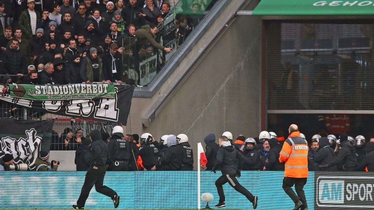 Der DFB ermittelt nach dem Fahnenklau in Köln