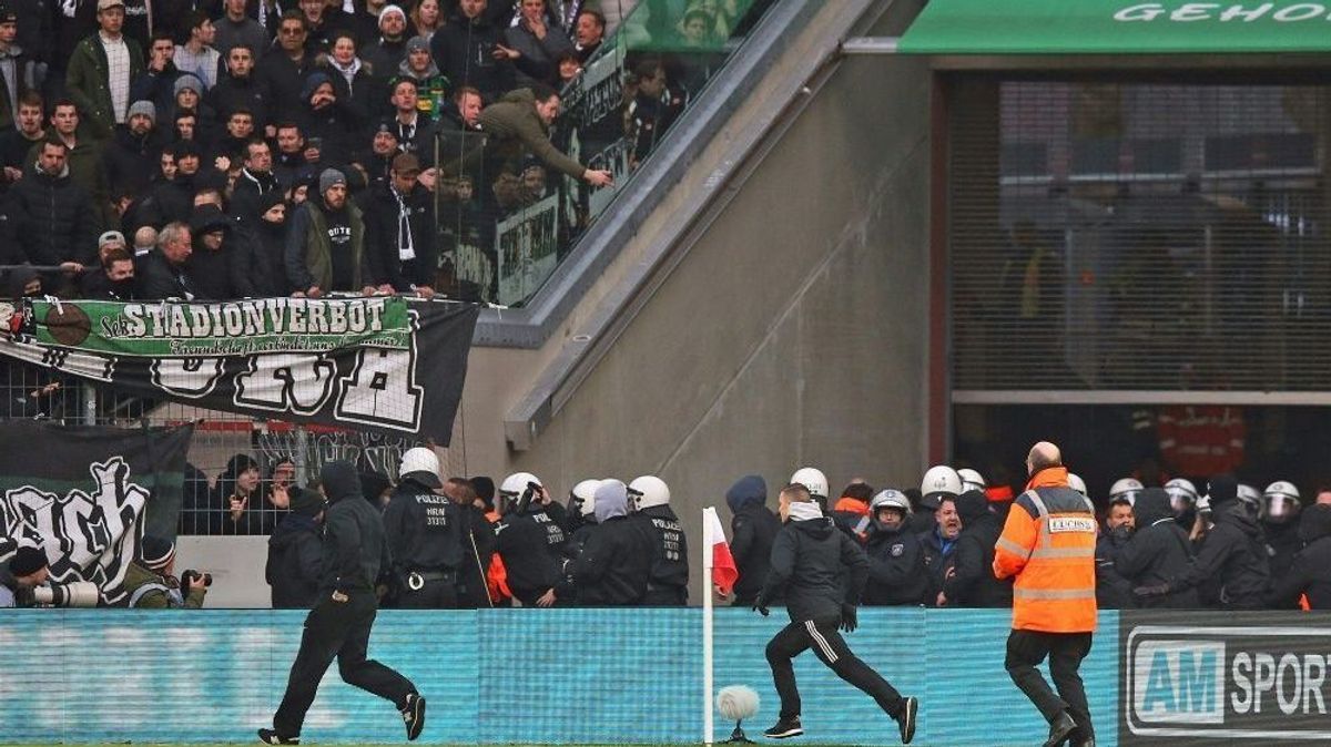Der DFB ermittelt nach dem Fahnenklau in Köln