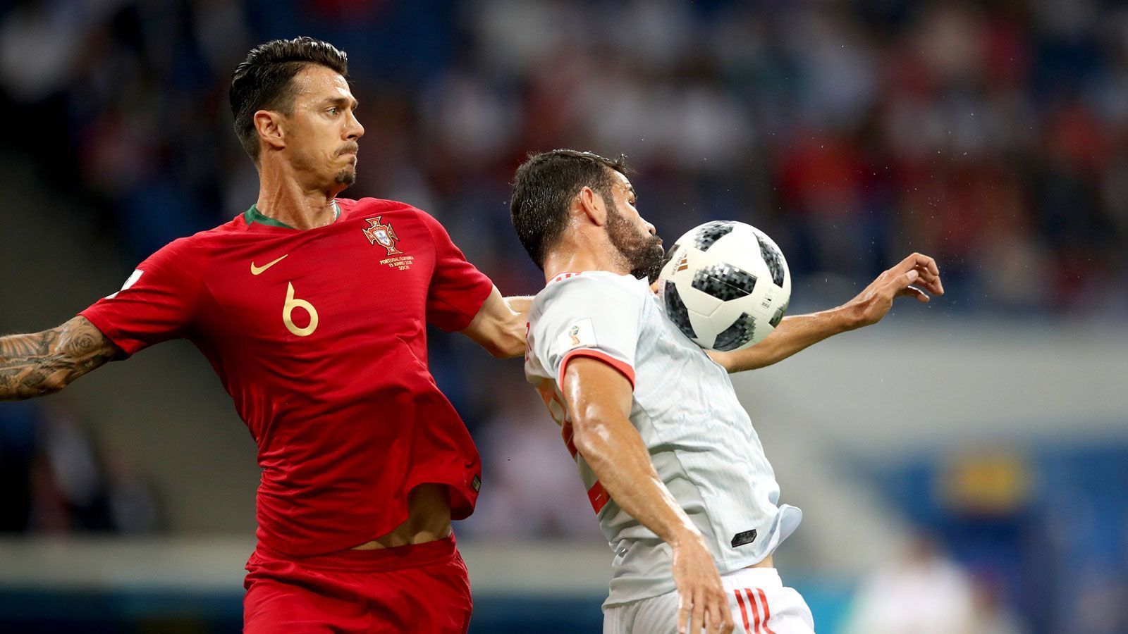 
                <strong>Jose Fonte (Portugal)</strong><br>
                Pepes Innenverteidiger-Kollege sah vor allem beim ersten Gegentreffer schlecht aus, denn nach dem möglicherweise irregulären Zweikampf zwischen Pepe und Diego Costa ließ sich der Fonte zu leicht austanzen. Insgesamt war der 1,93-Meter-Hüne in der Zweikampfführung gegen Spanien wenig erfolgreich. ran-Note: 4
              