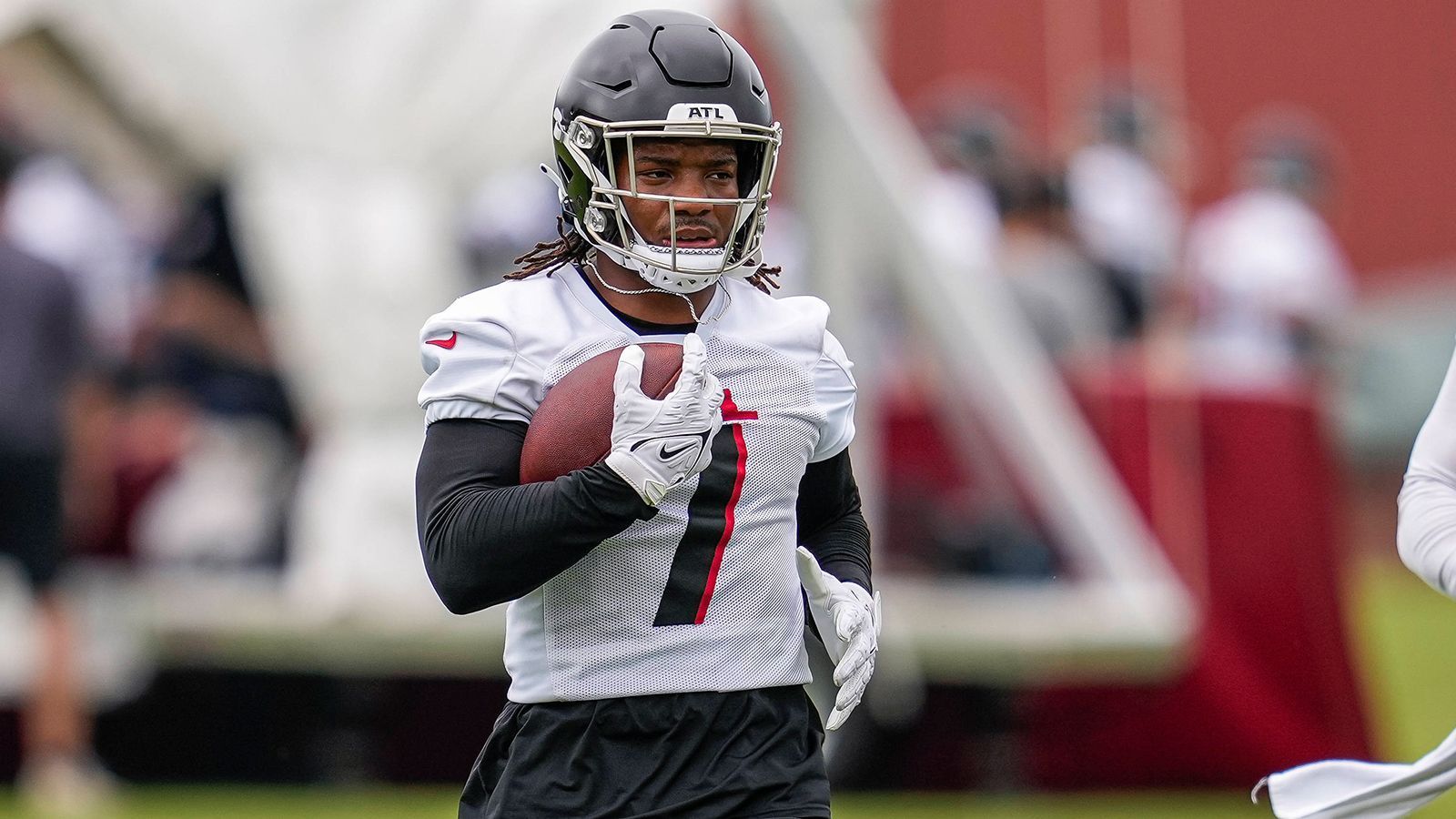 
                <strong>Atlanta Falcons </strong><br>
                &#x2022; <strong>Name:</strong> Bijan Robinson<br>&#x2022; <strong>Position:</strong> Running Back<br>&#x2022; <strong>Stats 2022:</strong> 1.580 Rushing Yards, 258 Carries, 18 Touchdowns, 314 Receiving Yards, zwei Receiving Yards (in zwölf Spielen am College für die Texas Longhorns)<br>
              
