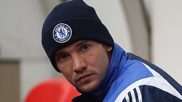 
                <strong>Andrej Schewtschenko zum FC Chelsea</strong><br>
                Ein bitterer Fehlkauf für Chelsea: 2006 wechselte Andrej Schewtschenko für 46 Millionen Euro nach London. In zwei Jahren erzielte der Ukrainer nur neun Tore. Auch die 18,4 Millionen Euro Gehalt, die er kassierte, hätte Chelsea wohl lieber anders ausgegeben. 
              