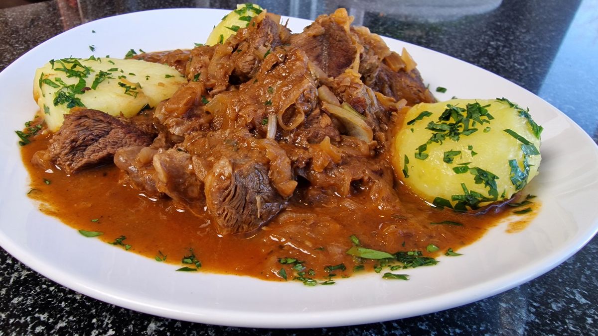 Wildgulasch mit Rahmspitzkohl und Quarkspätzle