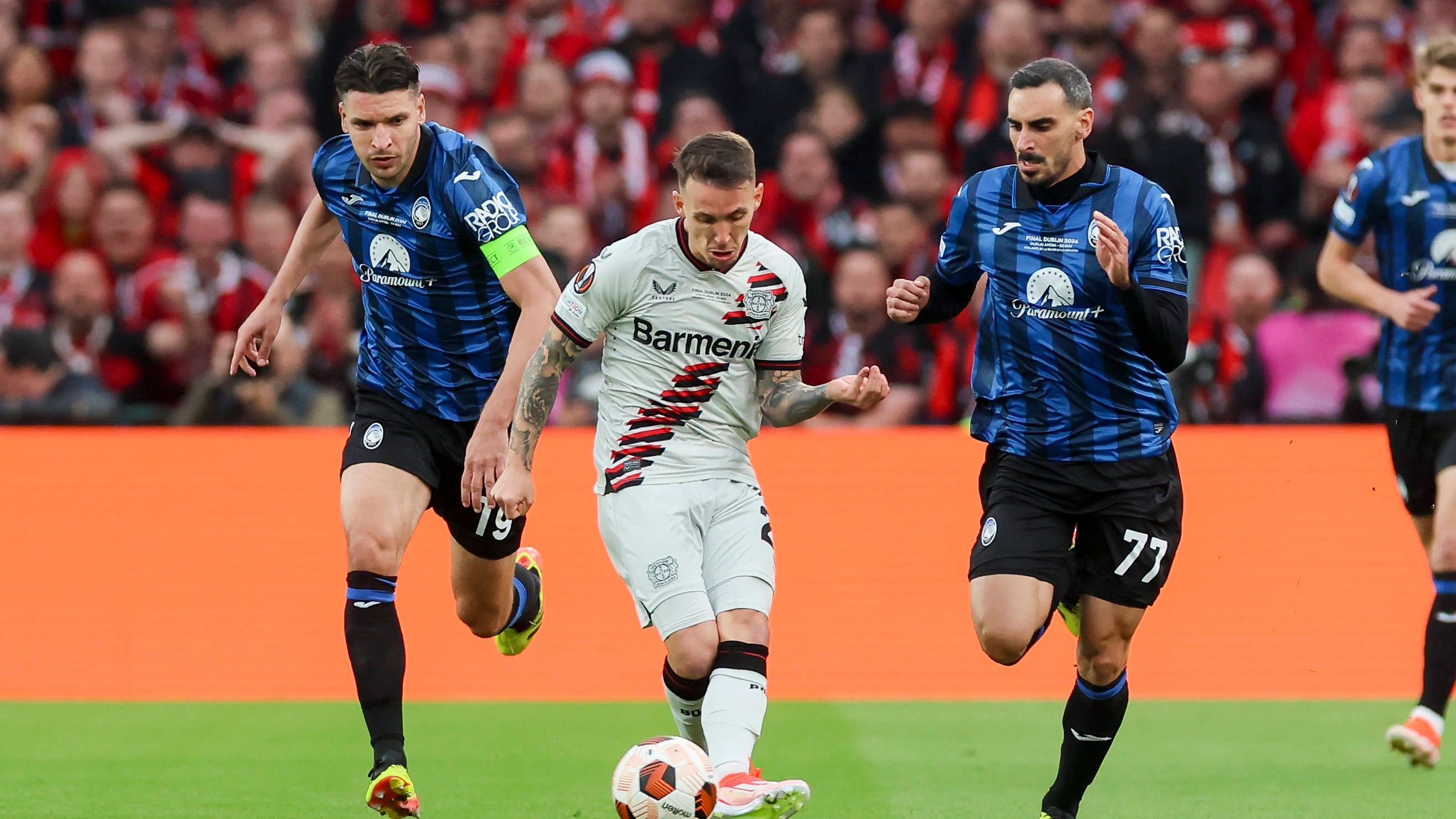 <strong>Alejandro Grimaldo</strong><br>Kann seine Offensivstärke in den ersten 45 Minuten kaum ausspielen. Das liegt zum einen an der fehlenden Entlastung der gesamten Mannschaft, doch auch Grimaldo wirkt im Abschluss nervös. Eine Chance verstolpert er (16.), alleine vor Bergamo-Torwart Musso schließt er dann viel zu fahrig ab (35.) Auch seine Standards verpuffen an diesem Tag völlig. <strong><em>ran</em>-Note: 4</strong>