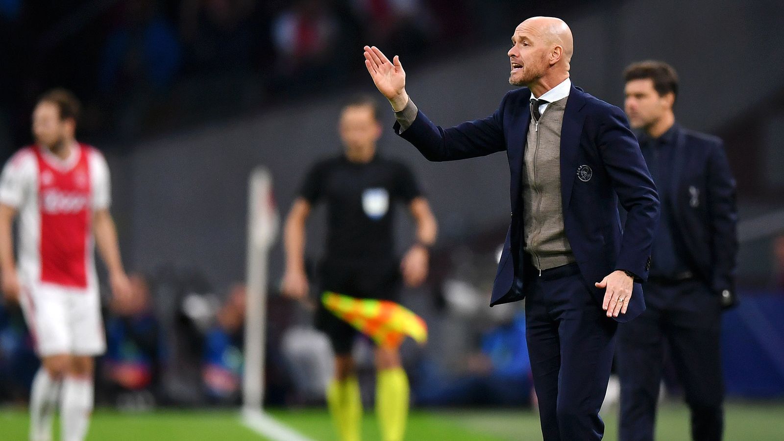 
                <strong>Erik ten Hag (49)</strong><br>
                Ajax-Boss Van der Sar stellte bei "Sky Italia" klar, Trainer Erik ten Hag unter allen Umständen halten zu wollen. Allerdings lockt das Ausland. Sowohl Paris St. Germain als auch der FC Bayern werden mit dem 49-Jährigen in Verbindung gebracht. Vor allem mit München verbindet Ten Hag eine Menge. Zwischen 2013 und 2015 hatte der Niederländer die zweite Mannschaft an der Säbener Straße betreut und sich dabei nach eigener Aussage jedes Training von Pep Guardiola mit den Profis angesehen. Noch heute bezeichnet Ten Hag seine Münchner Zeit als "Sechser im Lotto". Bayern-Vorstand Karl-Heinz Rummenigge wollte ein Interesse gegenüber "Bild" zwar nicht bestätigen, betonte jedoch das gute Verhältnis zum neuen Trainer-Star.
              