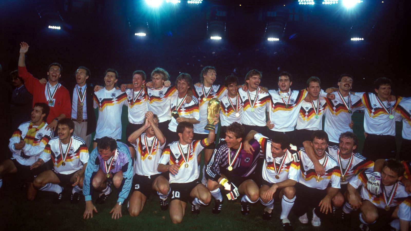 
                <strong>WM-Finale 1990: Argentinien - Deutschland</strong><br>
                Gruppenbild mit Pokal. Die Weltmeistermannschaft von 1990 hatte sich den Titel mit starken Leistungen wahrlich verdient.
              