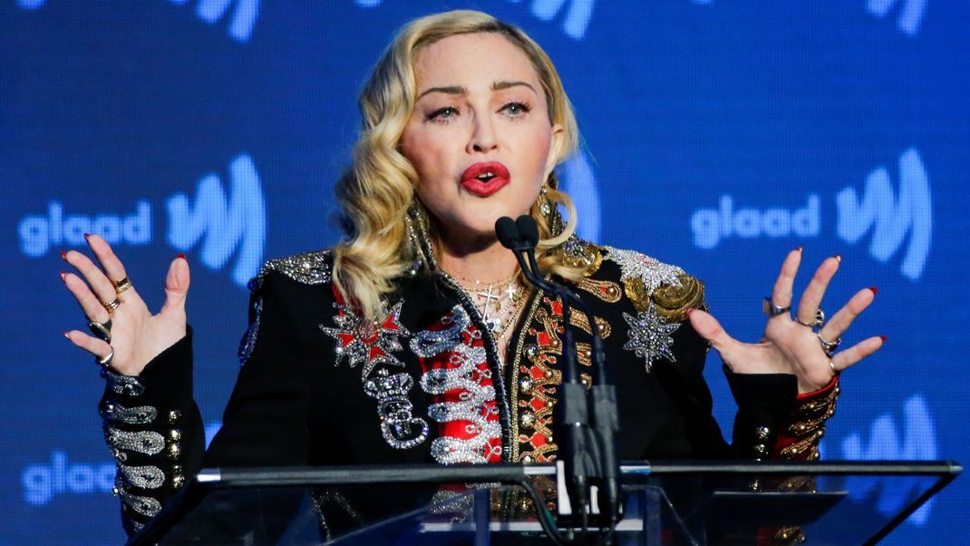 Madonna spricht bei den 30. GLAAD Awards in New York.