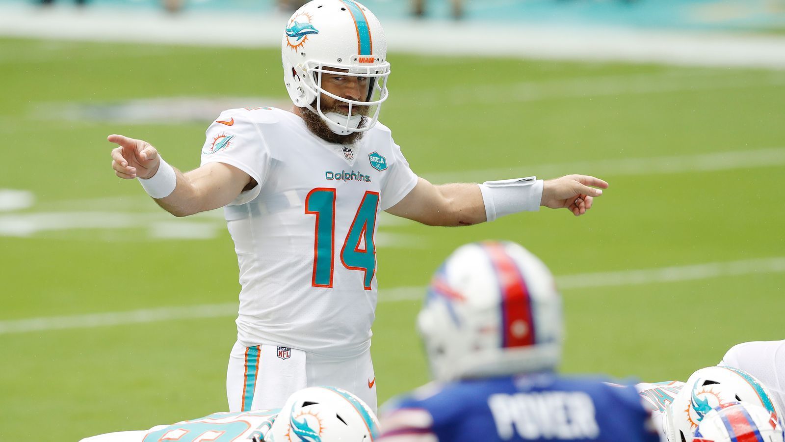 
                <strong>Miami Dolphins</strong><br>
                Kurz vor dem Abschluss der Regular Season gegen die Buffalo Bills wurde Dolphins-Quarterback Ryan Fitzpatrick positiv auf das Coronavirus getestet und vom Team am Donnerstagnachmittag auf die Covid-Liste gesetzt. Er fehlt damit im Division-Duell, in dem es für Miami um den Einzug in die Playoffs geht - nur eine Woche, nachdem er die Partie gegen die Las Vegas Raiders mit einem spektakulären Pass trotz eines Griffs in seine Gesichtsmaske für Miami drehte. Eigentlich war bei den Dolphins in Sachen Corona zuletzt Ruhe eingekehrt. Mit Running Back Myles Gaskin wurde kurz vor Weihnachten der letzte Spieler auf der Covid-Liste wieder in den aktiven Kader geschoben. Zuvor wurde die Covid-19-Liste bei den Dolphins schon ausgiebig genutzt. Darauf befanden sich schon die Running Backs Matt Breida, Defensive Tackles Benito Jones - sogar schon zweimal -, Lynn Bowden Jr., Zach Sieler, Davon Godchaux, Raekwon Davis und Brandin Bryant sowie Long Snapper Blake Ferguson, Defensive Back Cordrea Tankersley, Linebacker Jermone Baker, Guard Ereck Flowers, Defensive Back Jamal Parry, Running Back Malcolm Perry, Defensive Back Brandon Jones, Guard Solomon Kindley, Defensive End Shaq Lawson, Receiver Kirk Merritt, Linebacker Sam Eguavoen und Cornerback Xavien Howard.
              