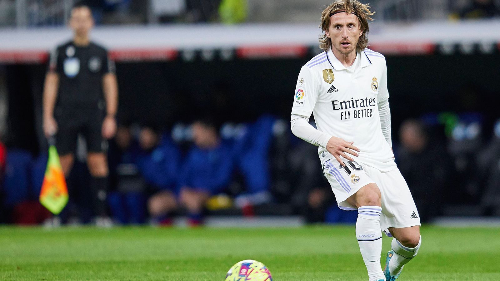 
                <strong>Luka Modric (Kroatien)</strong><br>
                &#x2022; Platz 1: Karim Benzema (Real Madrid)<br>&#x2022; Platz 2: Lionel Messi (PSG)<br>&#x2022; Platz 3: Kylian Mbappe (PSG)<br>
              