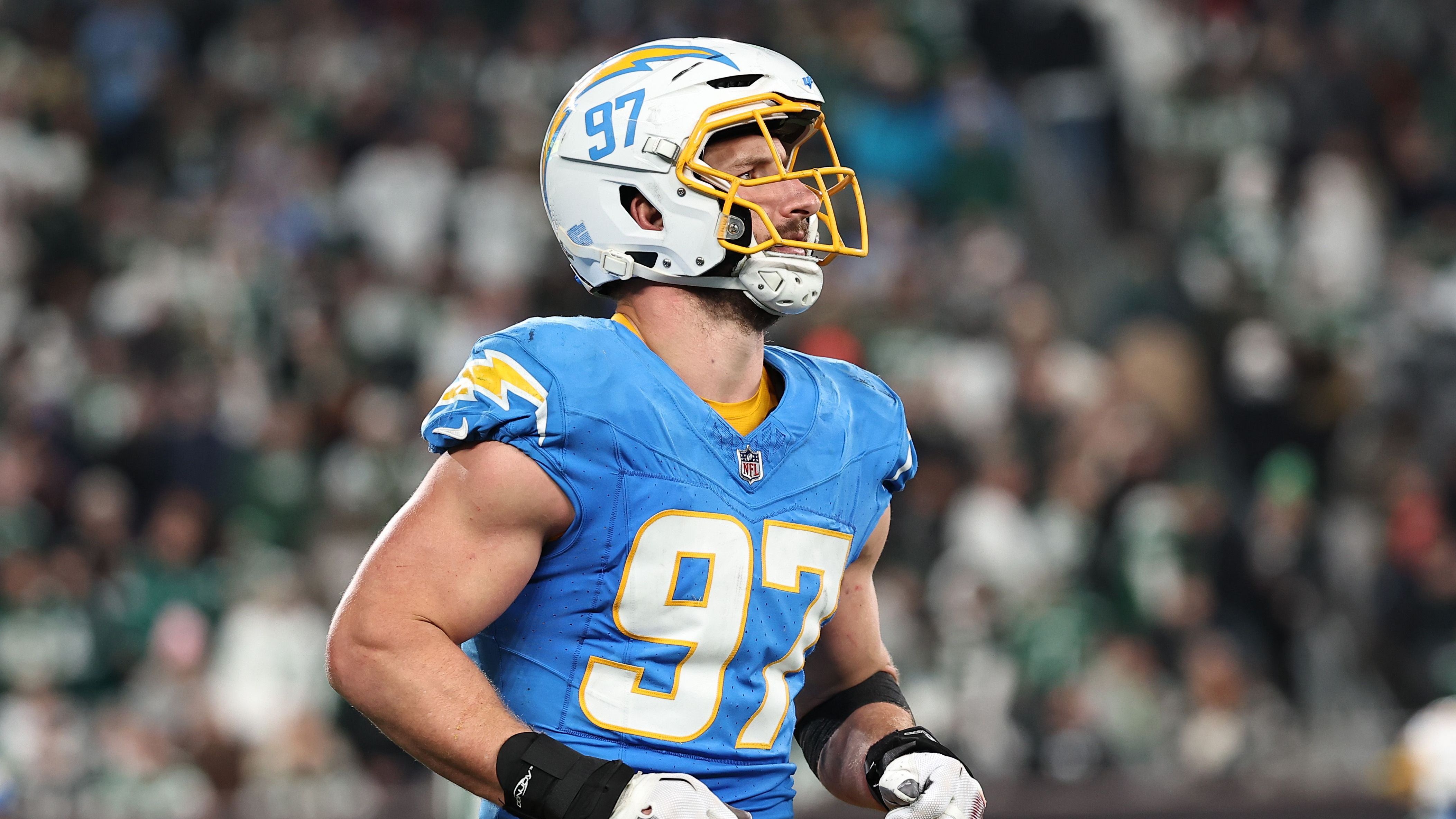 <strong>Joey Bosa (Los Angeles Chargers)<br></strong>Bitterer Rückschlag für die Los Angeles Chargers. Defense-Star Joey Bosa wurde nach Woche elf auf die Injured-Reserve-Liste gesetzt und verpasst damit mindestens vier Spiele. Der Pass Rusher zog sich gegen die Green Bay Packers eine Verstauchung im Fuß zu und wurde unter Tränen in den Kabinentrakt gefahren. Head Coach Brandon Staley schloss das Saisonaus nicht aus.