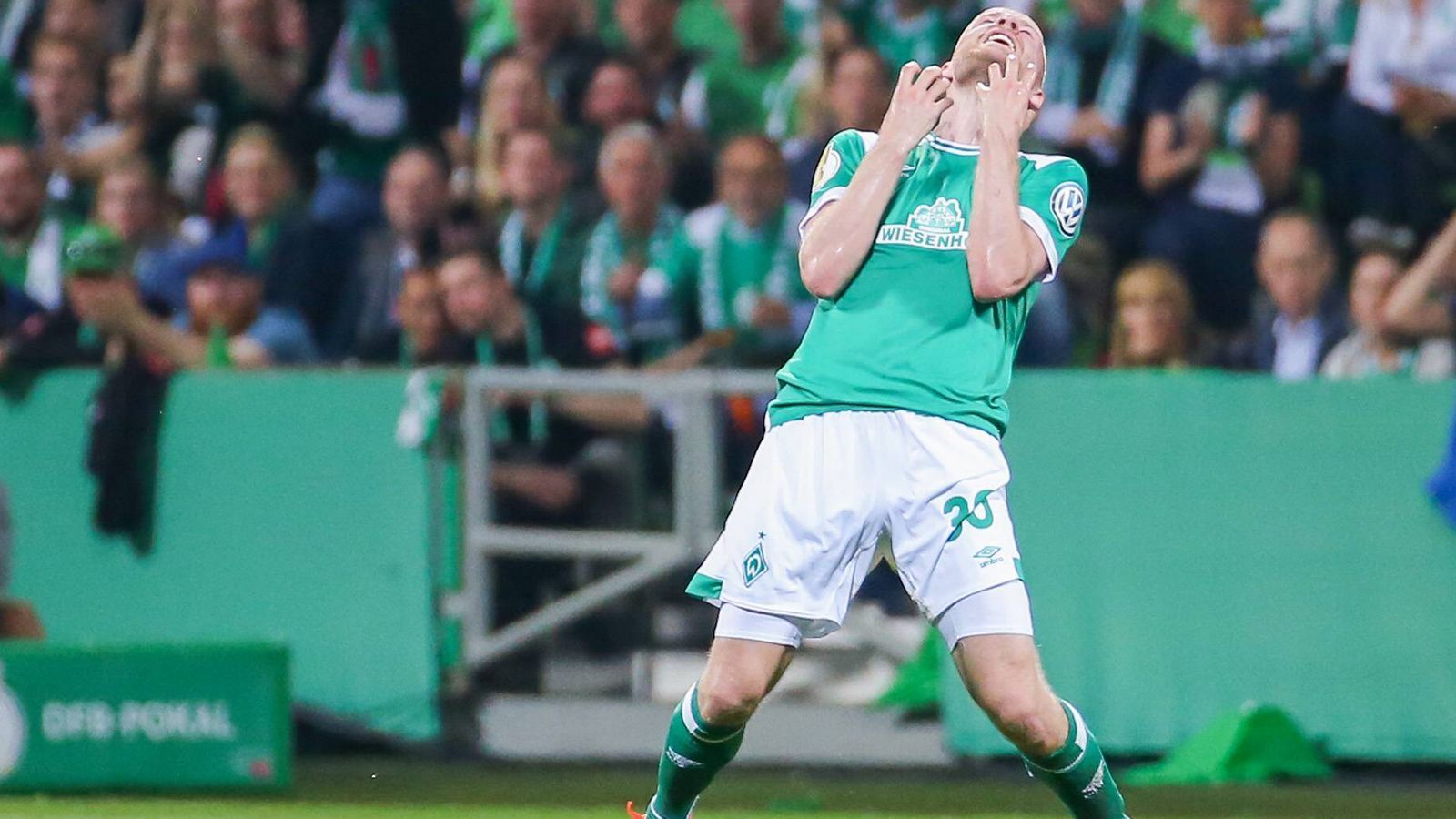 
                <strong>Davy Klaassen (Werder Bremen)</strong><br>
                Manchmal wirkt der Rekordtransfer etwas übermotiviert, woraus auch die Gelbe Karte resultiert. Bravourös bügelt Klaassen einige Schlampigkeiten der Mitspieler aus. Zudem verzeichnet er einige Balleroberungen im Mittelfeld. Bitter: Aus acht Metern vergibt der Niederländer die erste dicke Werder-Chance, als er auf Rashica-Vorlage volles Risiko geht. Mit einem Kopfball scheitert er in zweiten Hälfte an Ulreich. Starker Auftritt - bis zu seiner Auswechslung für Johannes Eggestein. ran-Note: 2
              