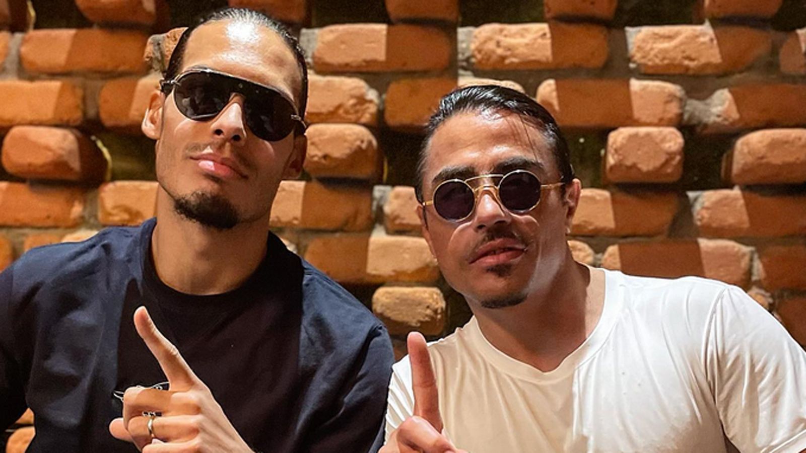 
                <strong>Salt Bae trägt immer Sonnenbrille</strong><br>
                Oder Virgil van Dijk, hier mit Sonnenbrille. Salt Bae setzt die getönten Gläser übrigens niemals ab, selbst beim Fußballspielen trägt er sie. Genau wie Apache 207. Aber das ist nur eine Bonusinformation.
              