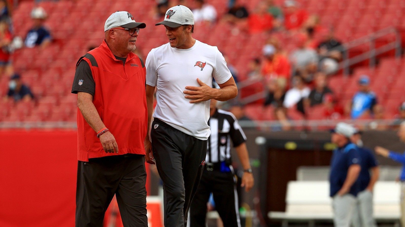 
                <strong>Dank an die Buccaneers - Schweigen in Richtung Patriots</strong><br>
                Seit Brady 2020 zu den Buccaneers wechselte, haben die dortigen Verantwortlichen einen enormen Stellenwert bekommen. Head Coach Bruce Arians, General Manager Jason Licht, die Familie um Owner Malcolm Glazer, der Coaching Staff - für alle hatte Brady bei seiner nun überholten Rücktrittsankündigung warme Worte übrig. Den New England Patriots um Eigentümer Robert Kraft und Cheftrainer Bill Belichick, mit denen er in zwei Jahrzehnten sechs Super-Bowl-Siege feierte, dankte er nicht. Das Verhältnis ist inzwischen merklich abgekühlt.
              