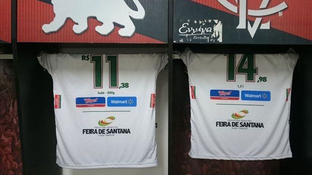 <strong>Fluminense de Feira</strong><br>
Der brasilianische Viertligist Fluminense de Feira lief mit dem Trikotsponsor einer Supermarktkette auf - und die platzierte ihre Werbung immer aktuell auf dem Jersey. Die Rückennummern der Spieler stellten gleichzeitig den Preis der Produkte dar. So lautet die Rückennummer eines Spielers 11,38, eines anderen 14,98.
