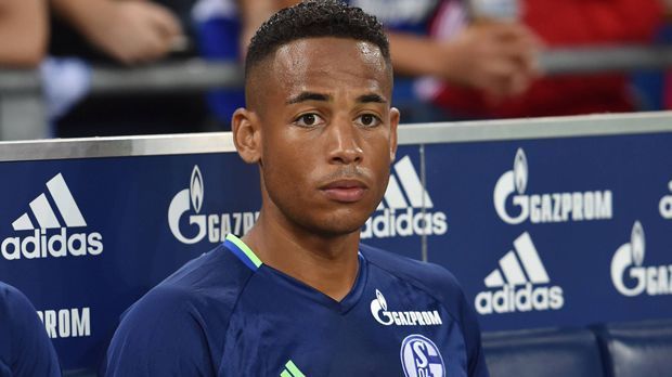 
                <strong>Dennis Aogo (FC Schalke)</strong><br>
                Dennis Aogo (FC Schalke): Der frühere deutsche Nationalspieler ist ebenfalls alles andere als ein Nutznießer des Trainerwechsel auf Schalke. Durch die Verpflichtung von Abdul Rahman Baba ist Aogo auf der Linksverteidiger-Position nur noch die Nummer 3 in der internen Rangfolge und hat demzufolge nur sehr begrenzten Einsatzchancen. 2017 läuft der Vertrag des 29-Jährigen aus und derzeit spricht sportlich gesehen wenig für eine Verlängerung.
              