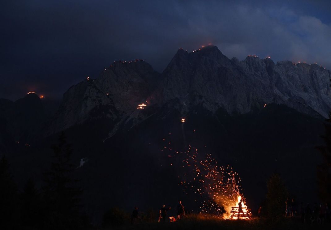 In den Alpen ist die Sonnenwende eng mit dem Johannistag verbunden. Dort zünden die Menschen am Vorabend des 24. Juni "Johannisfeuer" auf den Berggipfeln an. Außerdem wird um diese Sonnwendfeuer getanzt - einen offenbar mehr als 800 Jahre alter Brauch.