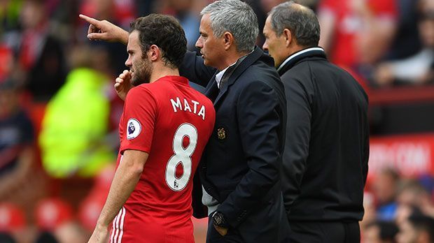 
                <strong>Juan Mata (Manchester United)</strong><br>
                Juan Mata (Manchester United): Dem Spanier wird nachgesagt, den FC Chelsea nur verlassen zu haben, um vor Mourinho zu fliehen. Jetzt ist "The Special One" wieder sein Trainer. Auch wenn der Portugiese die Qualitäten des 28-Jährigen lobt: Unumstrittener Stammspieler ist Mata längst nicht. In zwei Liga-Spielen kam er gar nicht zum Einsatz, mehrfach durfte er nur wenige Minuten ran. Mata wäre deshalb eine Option für den League Cup - womöglich sogar von Beginn an.
              