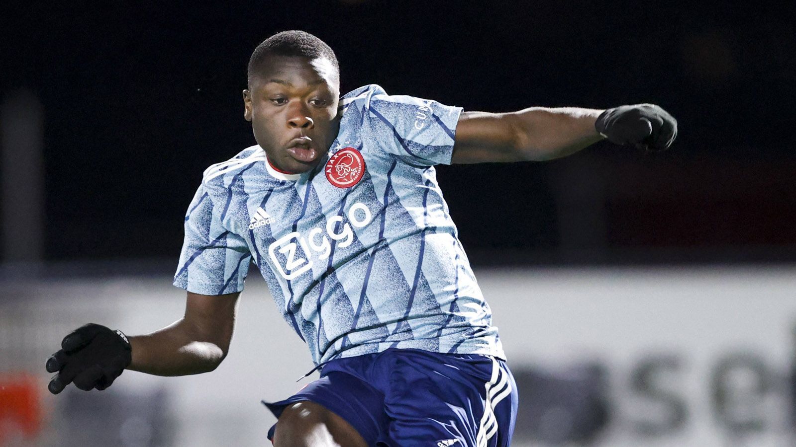 
                <strong>Niederlande: "Player to watch" - Bryan Brobbey</strong><br>
                Der 19-jährige Bryan Brobbey erzielte bei der U19 15 Tore in 18 Spielen. In dieser Saison ist er zudem in den Profikader von Ajax Amsterdam aufgerückt. Möglicherweise kommt diese EM für Brobbey noch einen Tick zu früh, doch seine Torquote aus der U19 zeigt, dass bei ihm enormes Potenzial vorhanden ist. Ab Sommer steht der Stürmer bei RB Leipzig unter Vertrag.
              