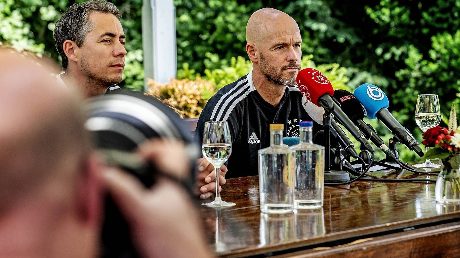 
                <strong>Erik ten Hag</strong><br>
                Ajax Amsterdams Coach Erik ten Hag ist ein Name, der immer wieder fällt, wenn es um vakante Trainerposten bei großen Klubs geht. Der Niederländer, einst verantwortlich für die zweite Mannschaft des FC Bayern, würde mit seinem offensiven Spielstil gut nach Barcelona passen, ist aber noch bis 2023 an Ajax gebunden. Und reagierte bei "ESPN" auf eine Nachfrage bezüglich der Gerüchte um seine Person dünnhäutig: "Was habe ich mit all dem zu tun? Ich bin mit Ajax beschäftigt. Diese Gerüchte sind schön für euch, aber nicht für mich."
              