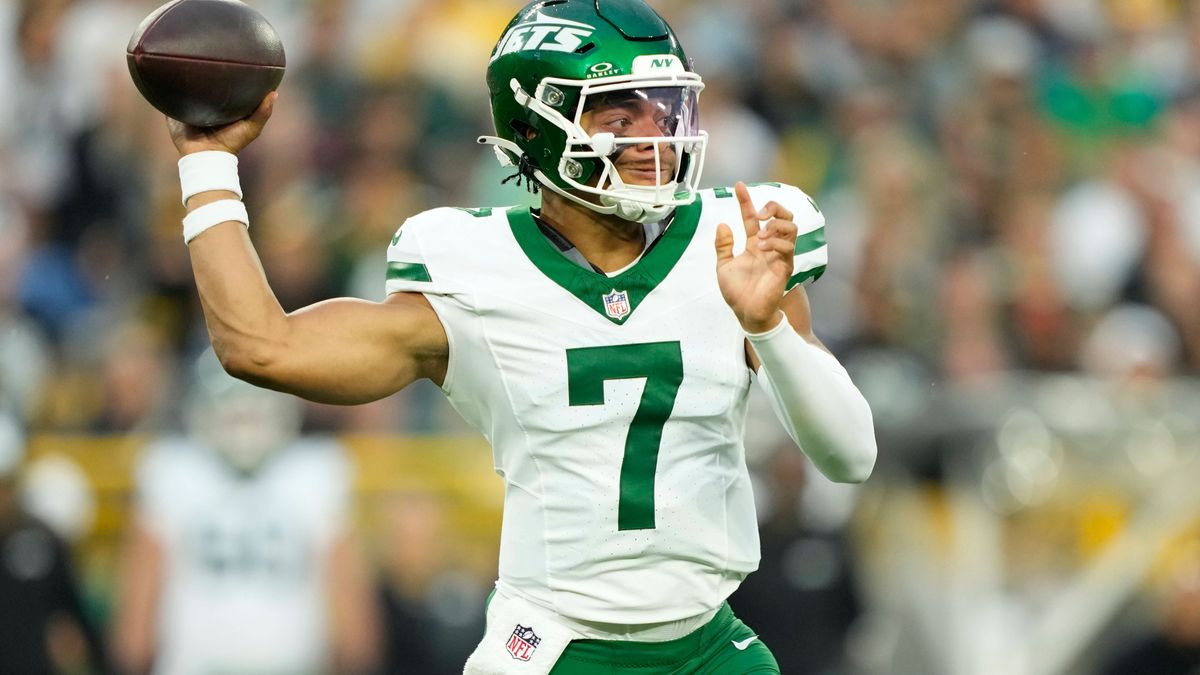 NFL, American Football Herren, USA New York Jets at Green Bay Packers Aug 9, 2025; Green Bay, Wisconsin, USA; New York Jets quarterback Justin Fields (7) throws a pass during the first quarter agai...