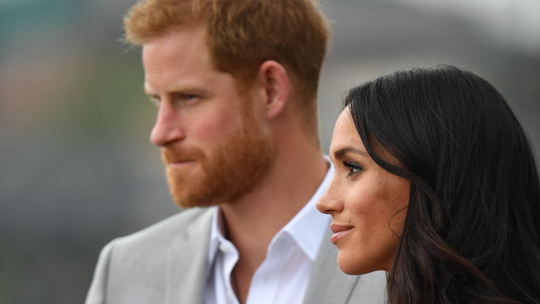 Blicken sie in eine steinige Zukunft? Den Ruf als Skandal-Promis können Prinz Harry und Meghan einfach nicht ablegen. Der Zoff um ihre neue Doku heizt alles nur noch weiter an.