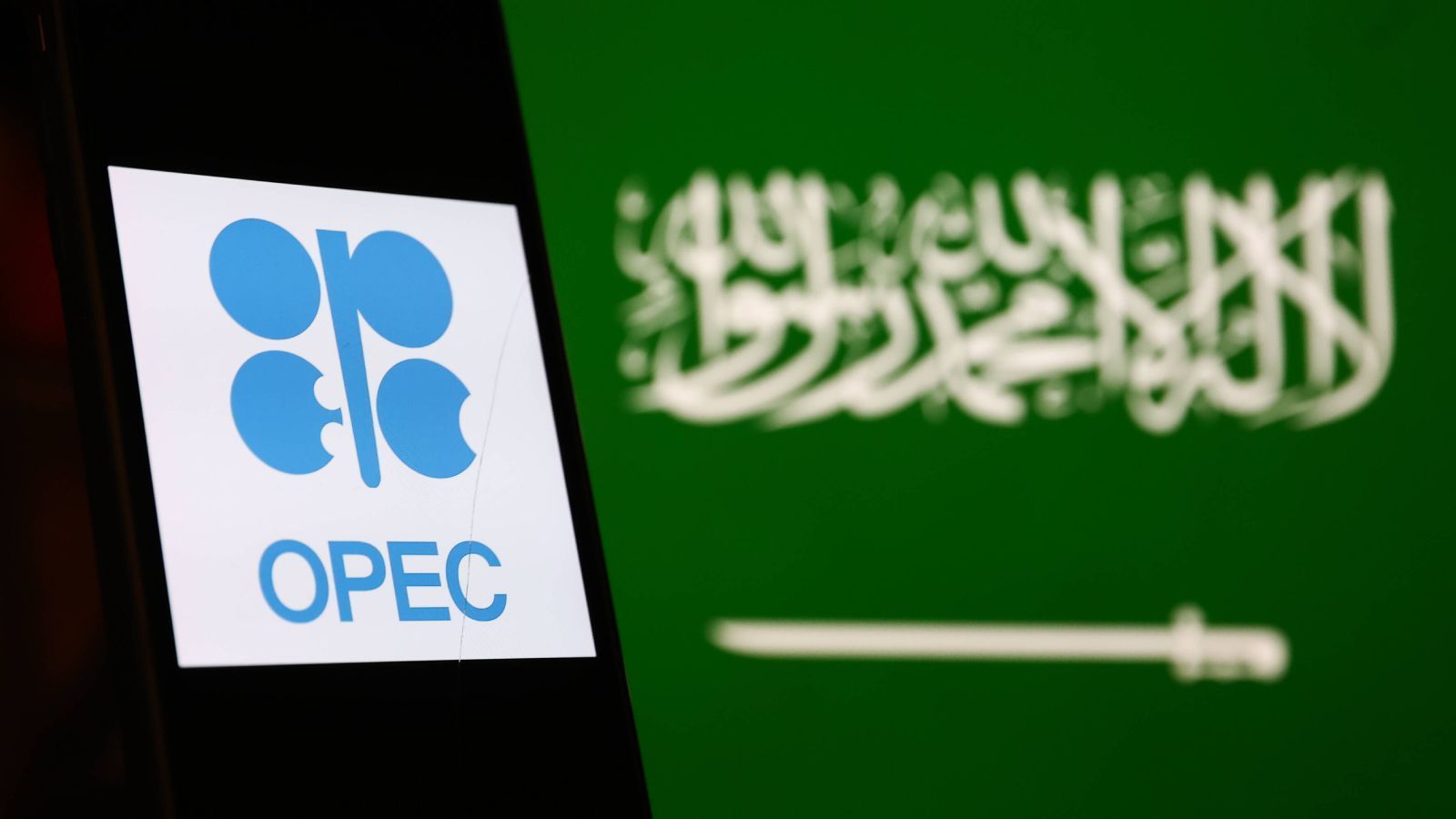 
                <strong>Saudi-Arabien: Woher kommt das Geld?</strong><br>
                Saudi-Arabien ist einer der wichtigsten Produzenten von Erdöl und Erdgas und Mitglied der OPEC - einer Organisation, die 1960 vom Iran, Irak, Kuwait, Venezuela und eben Saudi-Arabien mit dem Ziel gegründet wurde, mehr Gewinn für die Exporteure von Erdöl zu erzielen und die Preise für Rohöl auf hohem Niveau zu stabilisieren. Dadurch wurde das Land sehr reich. 2021 wurde das Bruttoinlandsprodukt Saudi-Arabiens auf rund 833,5 Milliarden US-Dollar geschätzt - umgerechnet etwa 777,8 Milliarden Euro. Das Vermögen der Königsfamilie betrug 2020 laut "Mirror" rund eine Billion Euro.
              