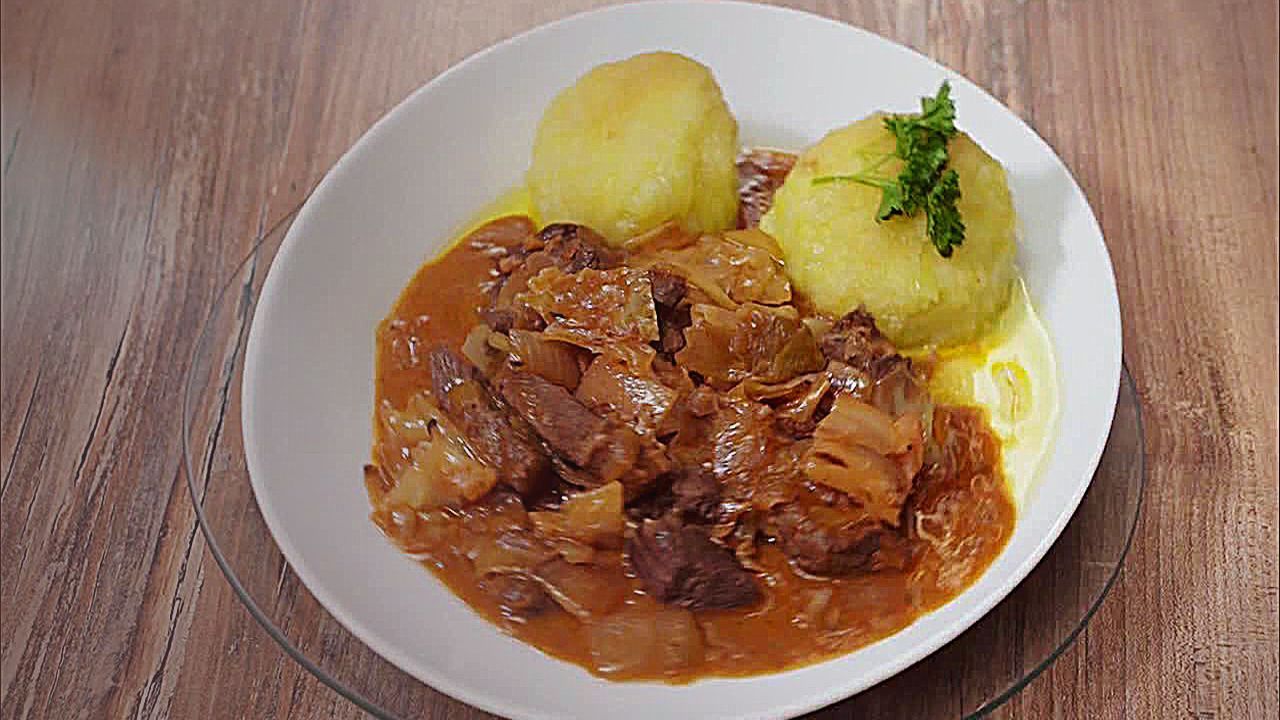 Szegediner Gulasch mit Klößen