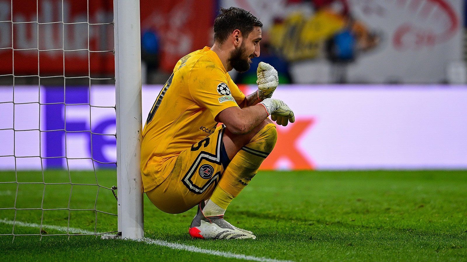 
                <strong>Platz 10: Gianluigi Donnarumma</strong><br>
                22 Jahre | Tor | Paris Saint-Germain
              