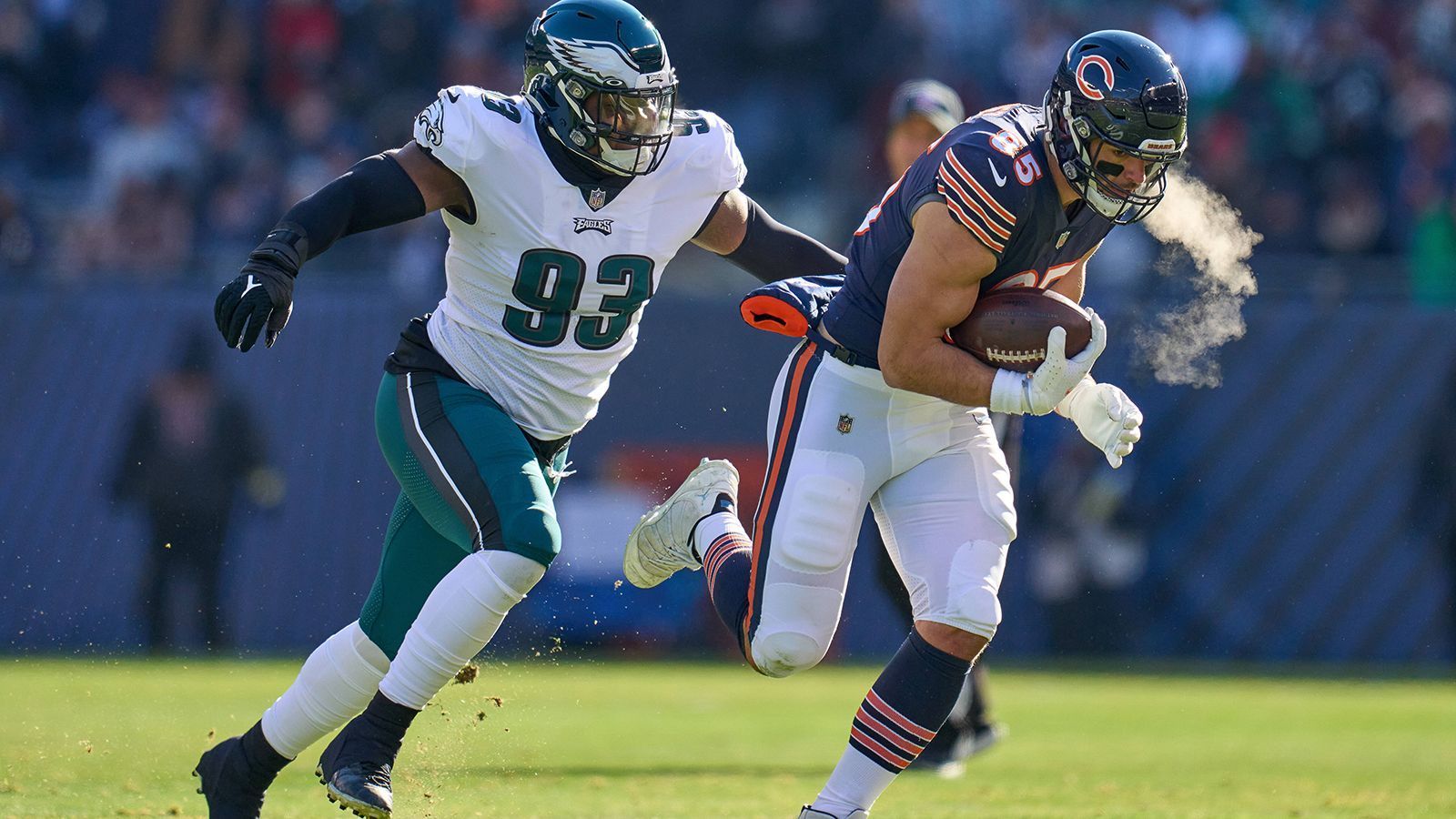 
                <strong>23. Platz: Chicago Bears</strong><br>
                &#x2022; Starter: Cole Kmet<br>&#x2022; Backups: Roberty Tonyan, Chase Allen<br>544 Yards und sieben Touchdowns gingen vergangene Saison auf das Konto von Cole Kmet. Wohlgemerkt in einer sehr lauffreudigen Offensive. Robert Tonyan soll das Passspiel weiter beflügeln. Hinter den beiden Akteuren wird es recht schnell dünn, was die Kaderqualität angeht. 
              