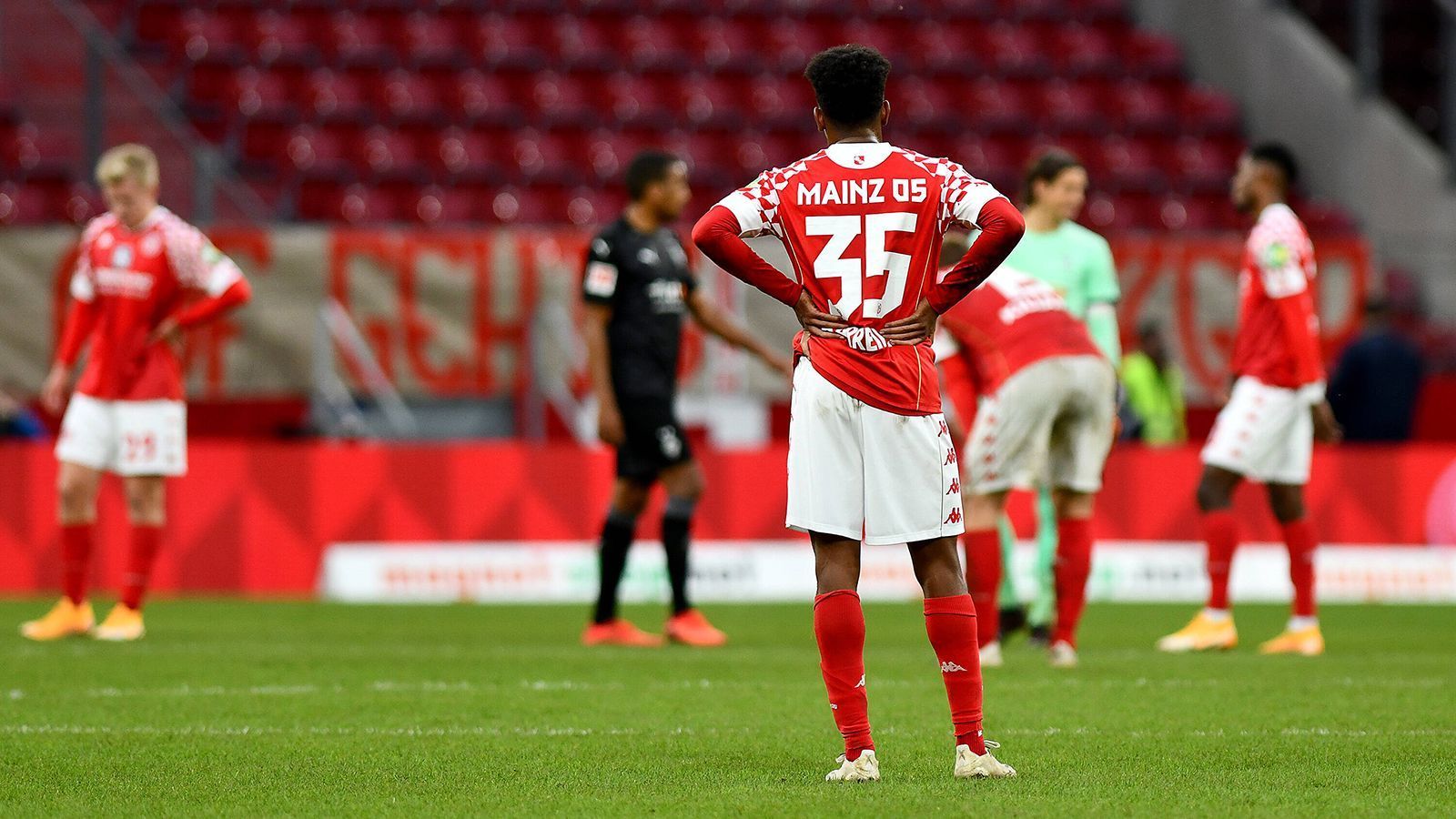 
                <strong>1. FSV Mainz 05: Der große Scherbenhaufen</strong><br>
                0 Punkte, 5:18 Tore. Die 1:3-Niederlage in Augsburg letzte Woche war der negative Höhepunkt in dieser Saison. Kapitän Daniel Brosinski sagte nach der Partie: "Das war in der 1. Halbzeit Schlafwagenfußball, wir hätten alle elf Spieler auswechseln können. Das war nicht bundesligatauglich!" Der neue Trainer Lichte musste sich bereits mit wütenden Fans anlegen. Die Stimmung ist längst gekippt. Das liegt auch an den außersportlichen Vorkommnissen der letzten Wochen inkl. Spielerstreik. Die 2:3-Niederlage gegen Gladbach vor zwei Wochen machte Hoffnung, doch der Auftritt in Augsburg hat bewiesen: Mainz muss ernsthaft um seine Bundesliga-Zugehörigkeit bangen. 
              