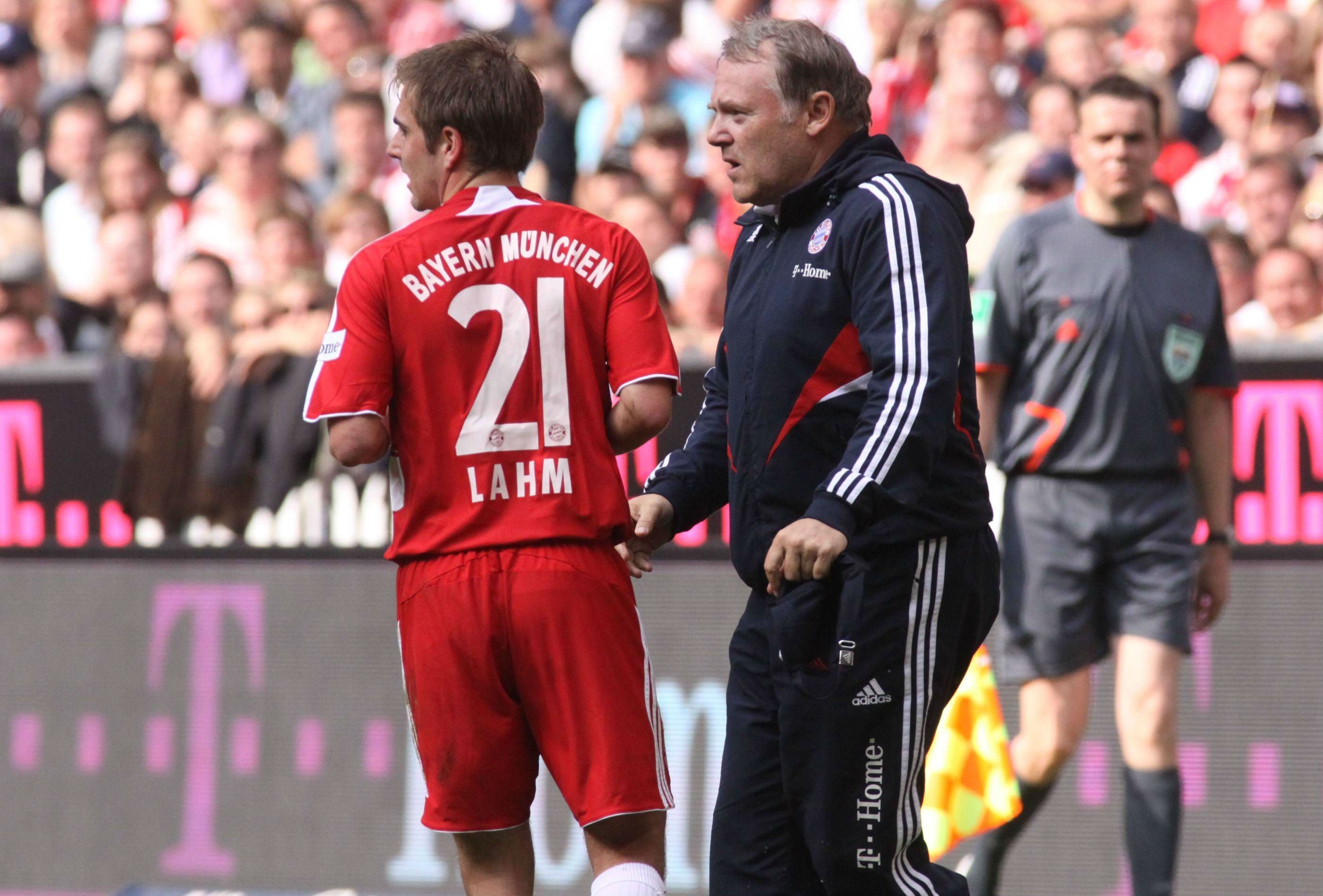 
                <strong>Gerland und Lahm </strong><br>
                "Ich habe einen für dich, der sieht aus wie 15, spielt aber wie 30." So, schreibt Gerland in einem offenen Brief via fcb.de, bietet er seinen Musterschüler Philipp Lahm 2003 beim damaligen Stuttgart-Trainer Felix Magath an.
              